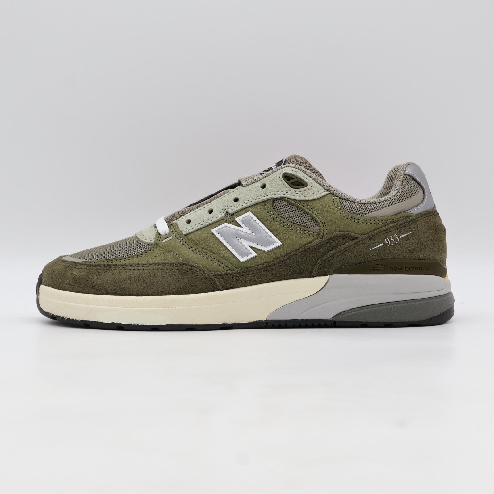 NM933JKL Andrew Reynolds à New Balance Numeric 933 Olive Olive (Men's)