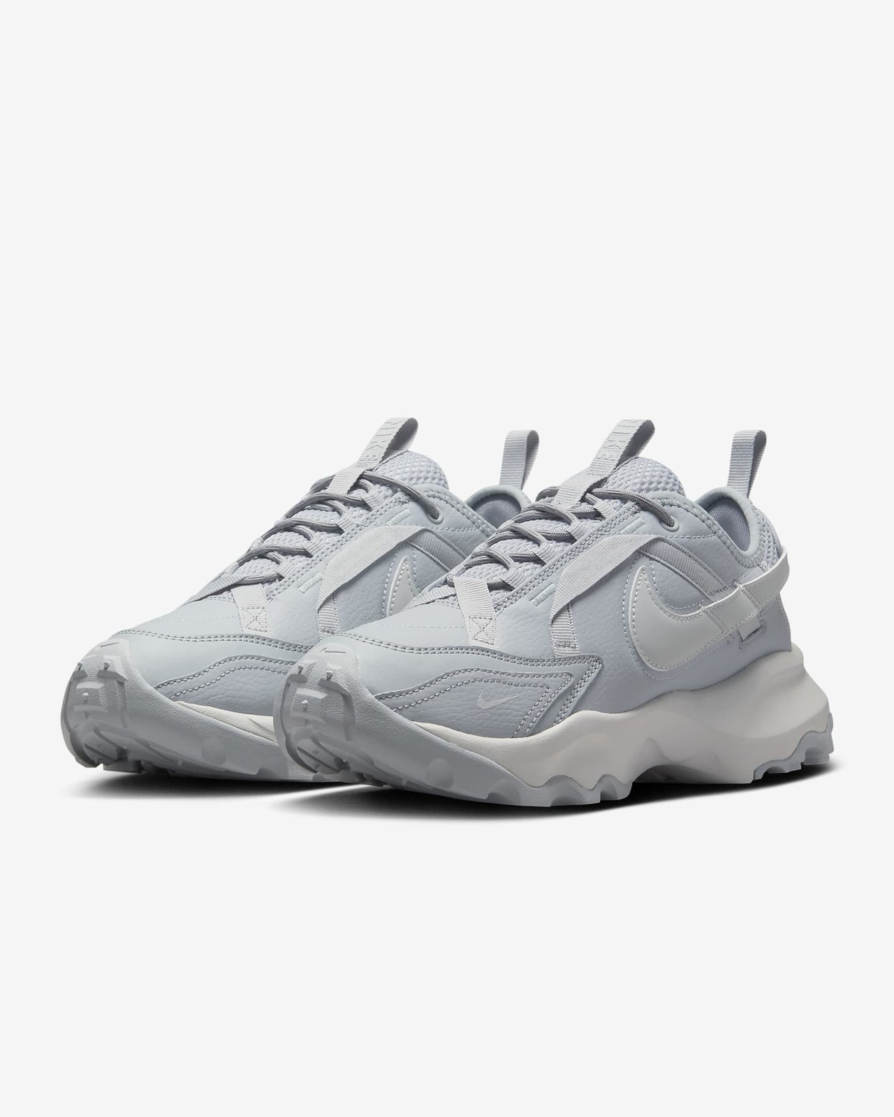 DD9682-005 Nike Women's TC 7900 Wolf Grey Photon Dust Metallic Platinum (Women's