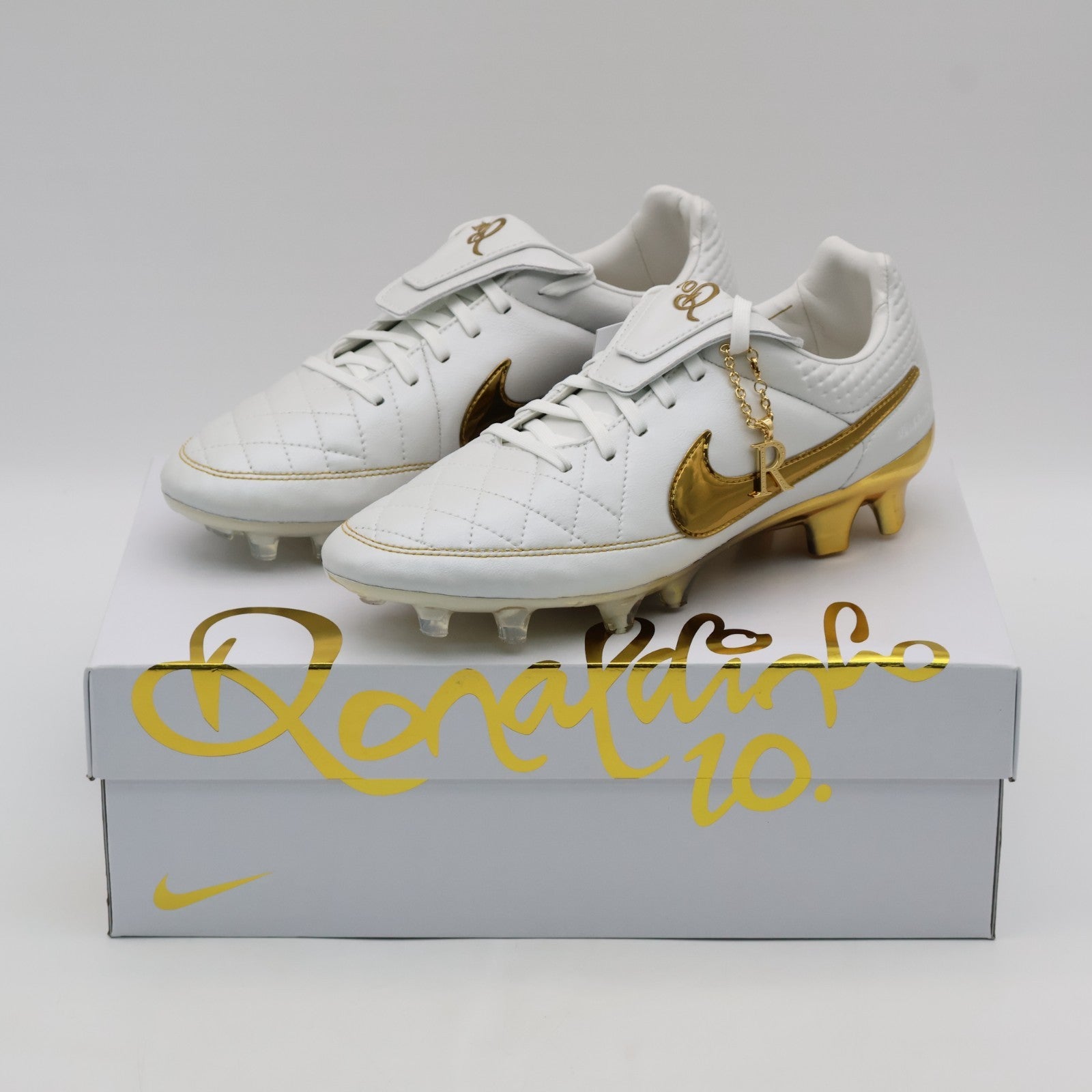 IF4388-100 Ronaldinho à Nike Tiempo Legend FG Touch of Gold (Men's)