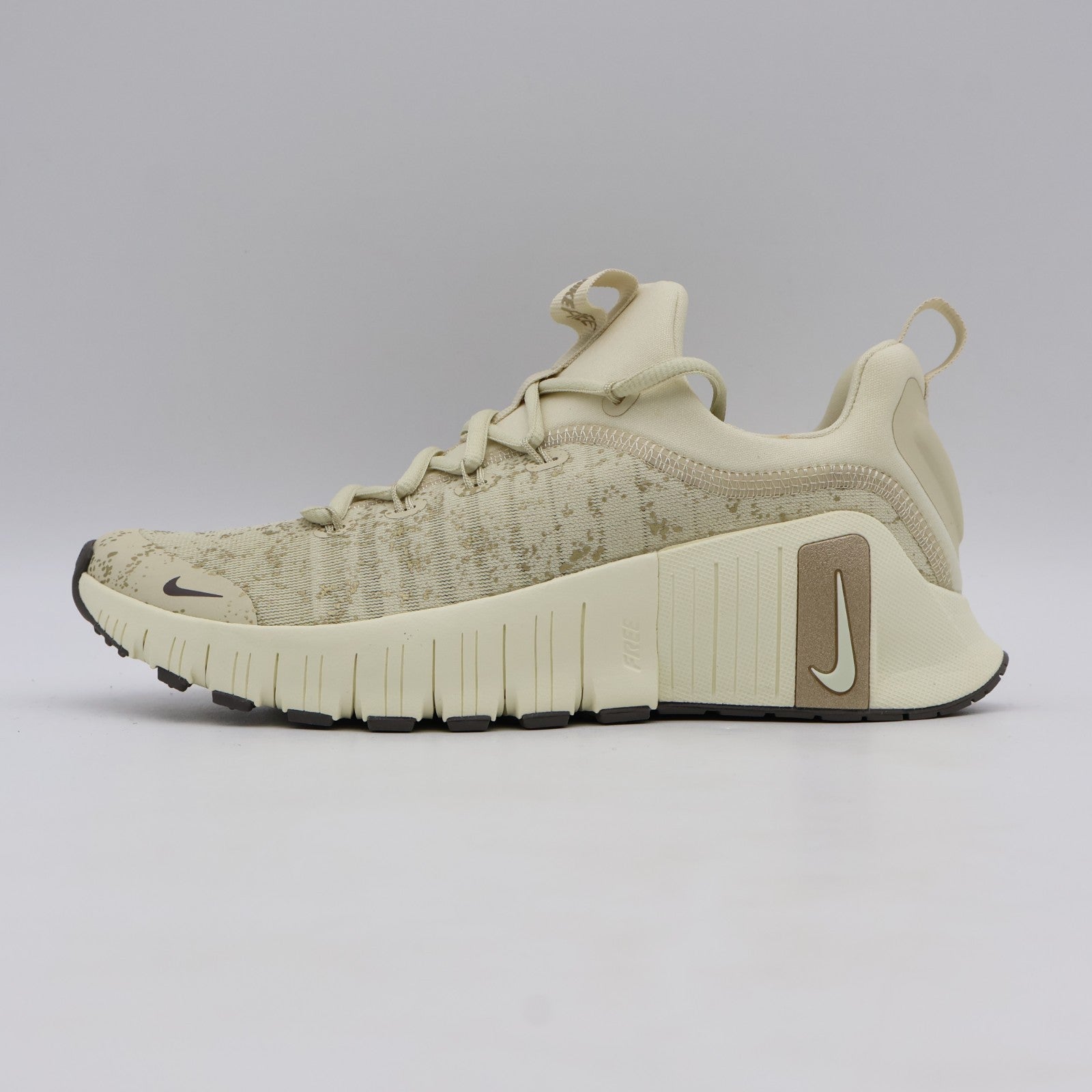 IB6549-200 Nike Free Metcon 6 SE Light Khaki Coconut Milk Metallic (Women's)