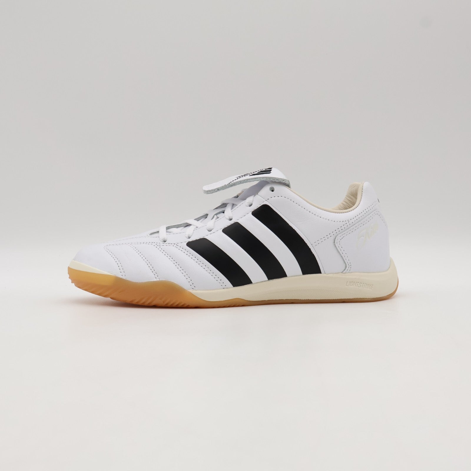 JS0727 Kith à adidas Football Predator 2002 IC White Black Gum (Men's)