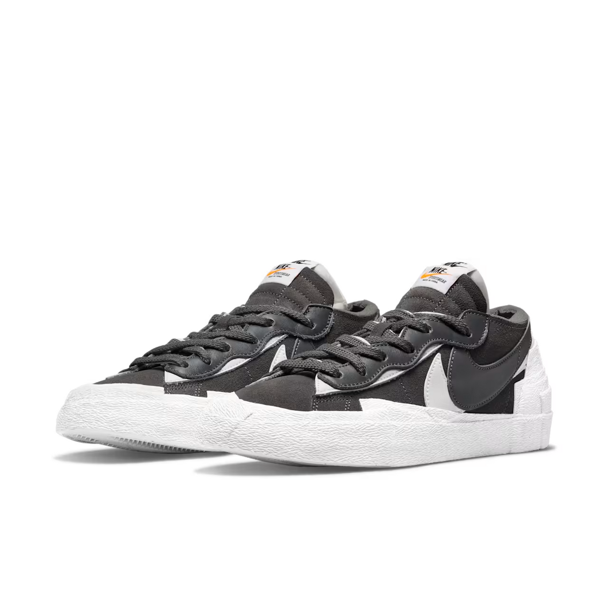 DD1877-002 Sacai à Nike Blazer Low "Iron Grey" (Men's)