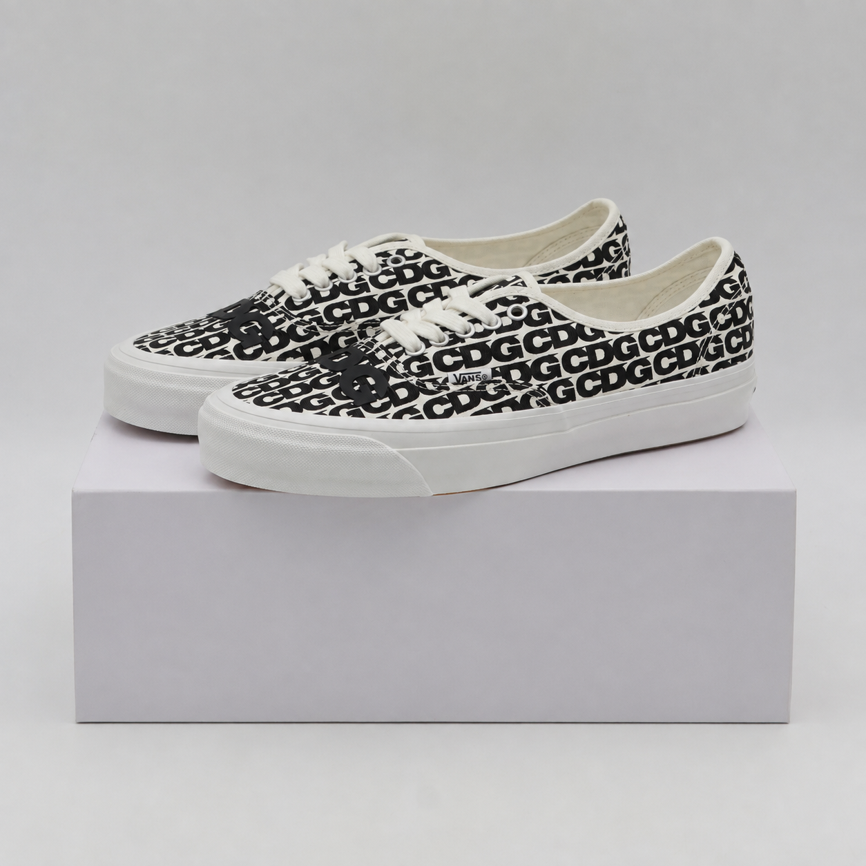 VN000EEUUY6 CDG (COMME des GARCONS) Ã OTW by Vans Authentic White (Men's)
