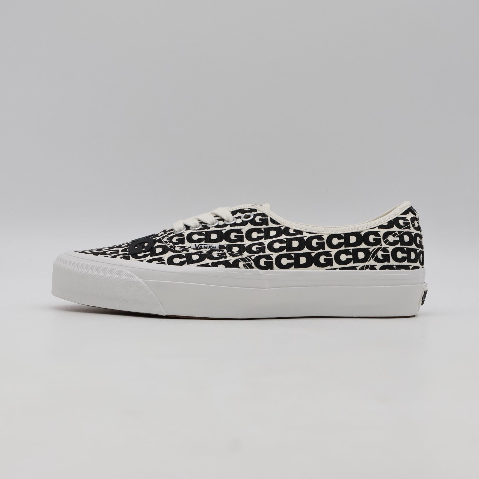 VN000EEUUY6 CDG (COMME des GARCONS) Ã OTW by Vans Authentic White (Men's)