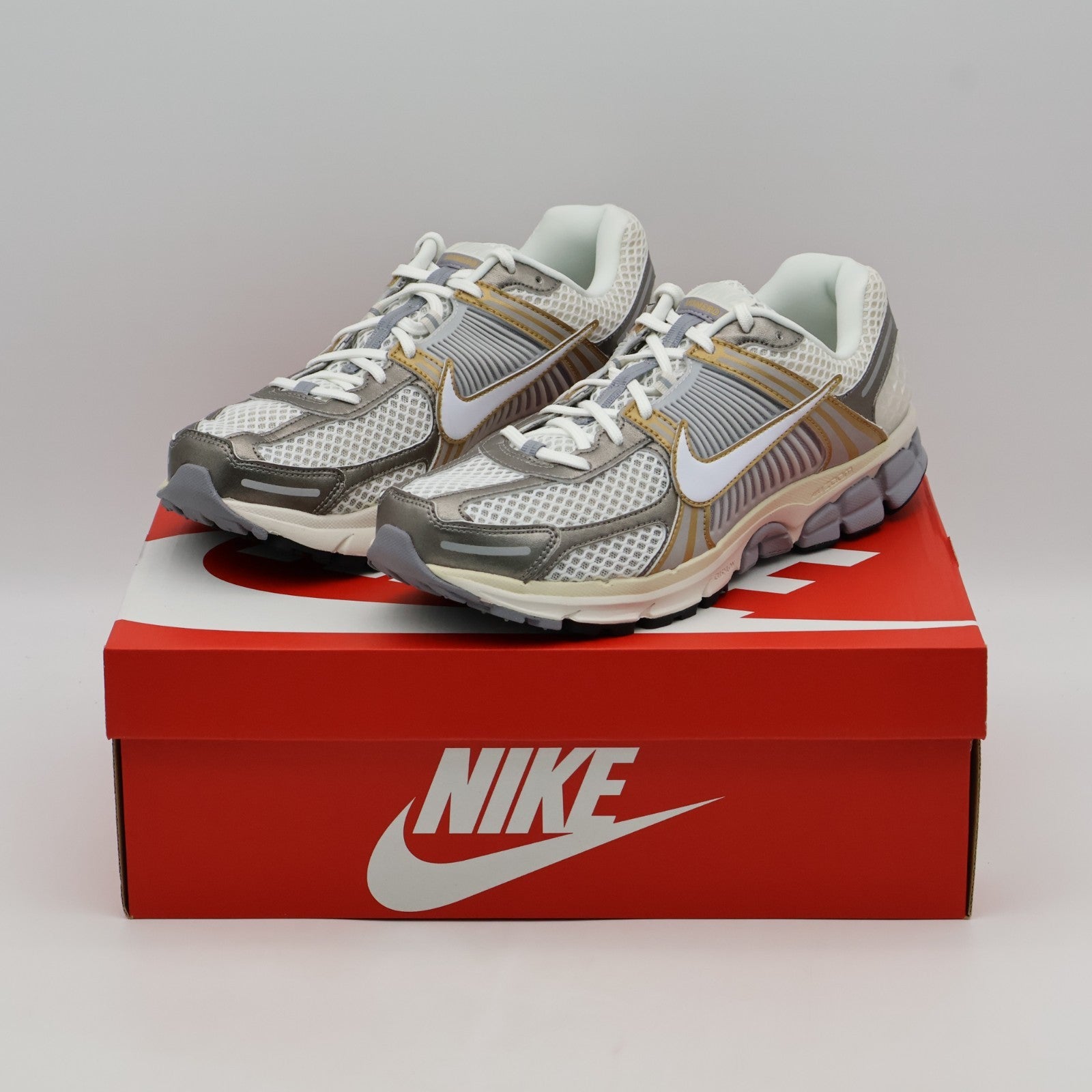 HJ7247-099 Nike Zoom Vomero 5 Platinum Tint Metallic Pewter Metallic Gold (Men's