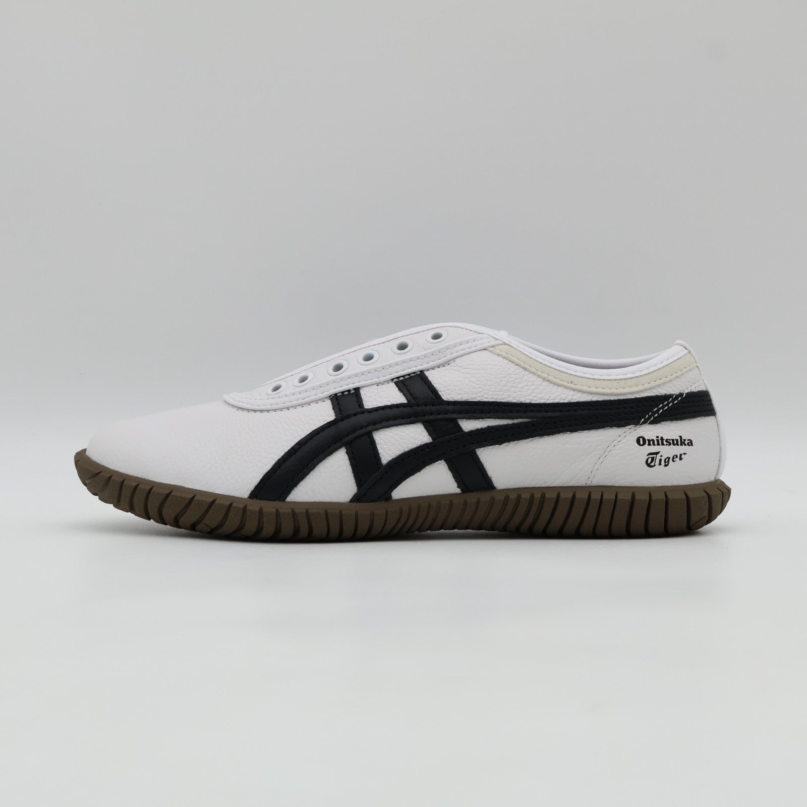 1183C529-101 Onitsuka Tiger Tsunahiki Slip On White Black (Men's)