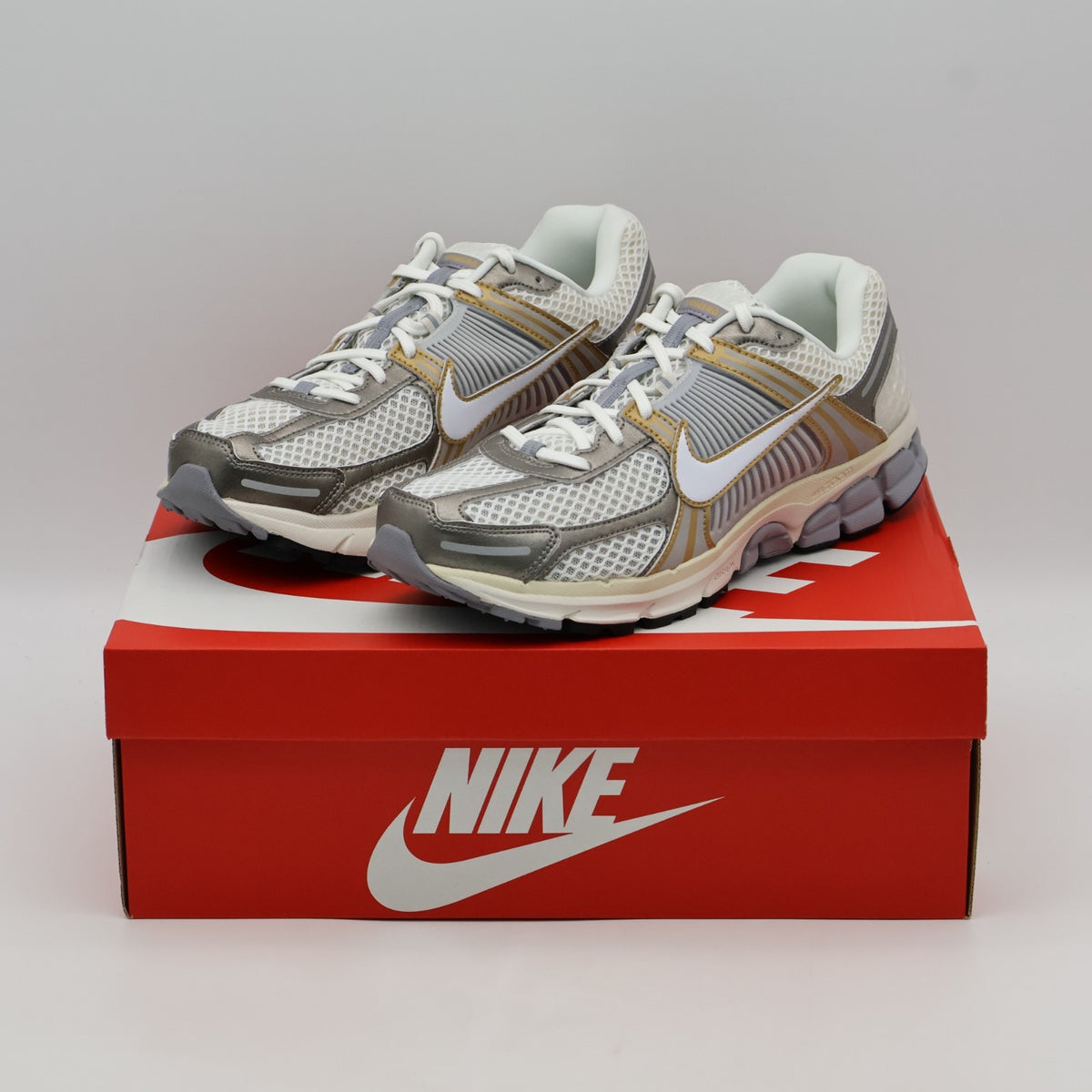 HJ7247-099 Nike Zoom Vomero 5 Platinum Tint Metallic Pewter Metallic Gold (Men's