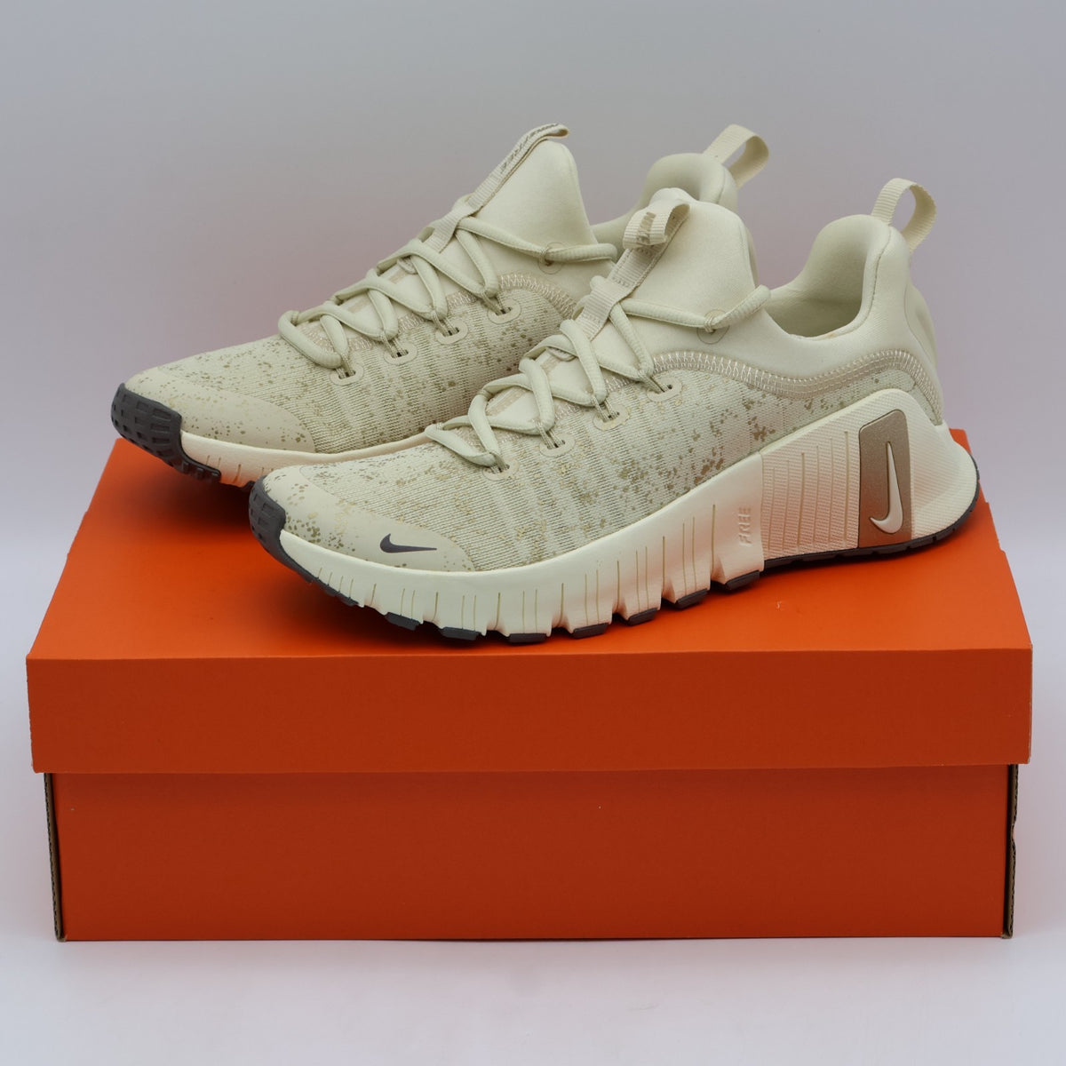IB6549-200 Nike Free Metcon 6 SE Light Khaki Coconut Milk Metallic (Women's)