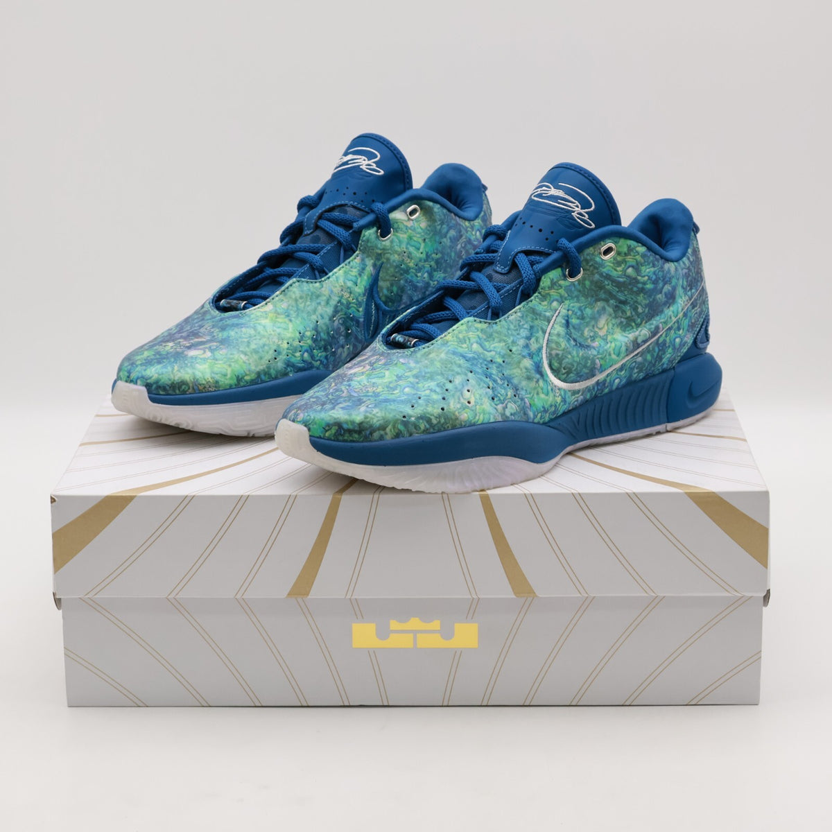 FN0709-400 Nike LeBron 21 Abalone (Men's)