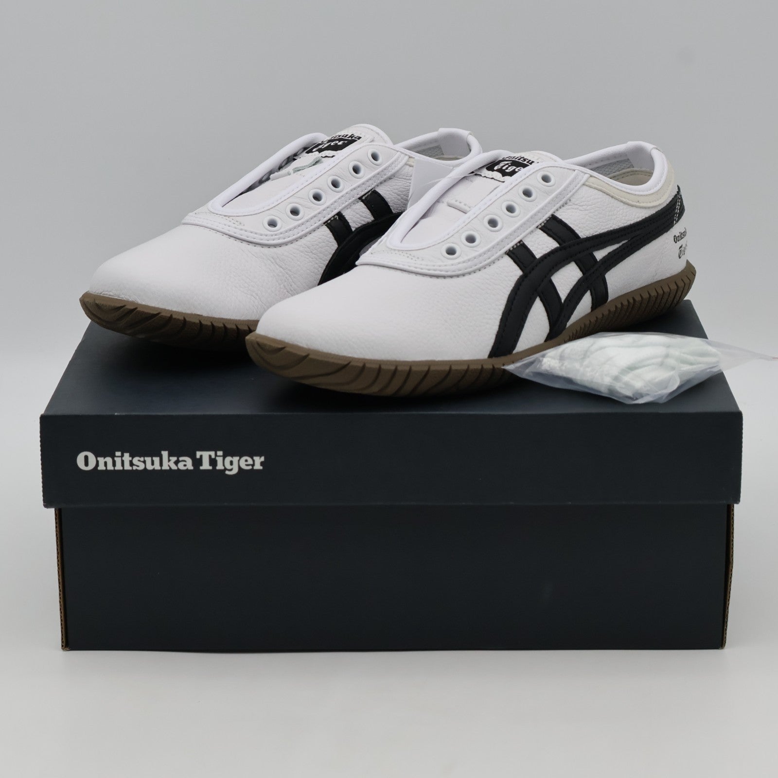 1183C529-101 Onitsuka Tiger Tsunahiki Slip On White Black (Men's)
