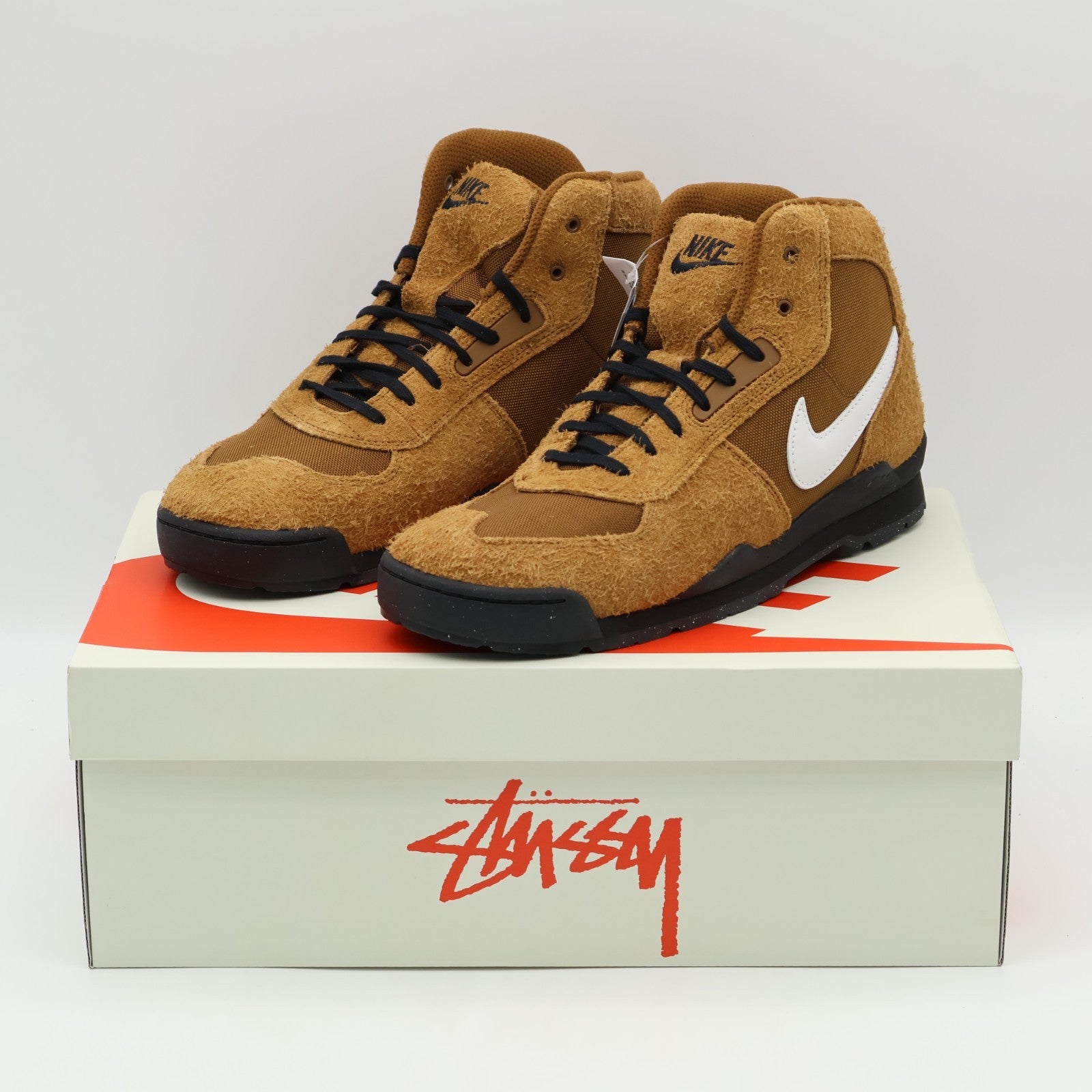 IM7419-200 Stussy à Nike Air Baltoro High Light British Tan (Men's)