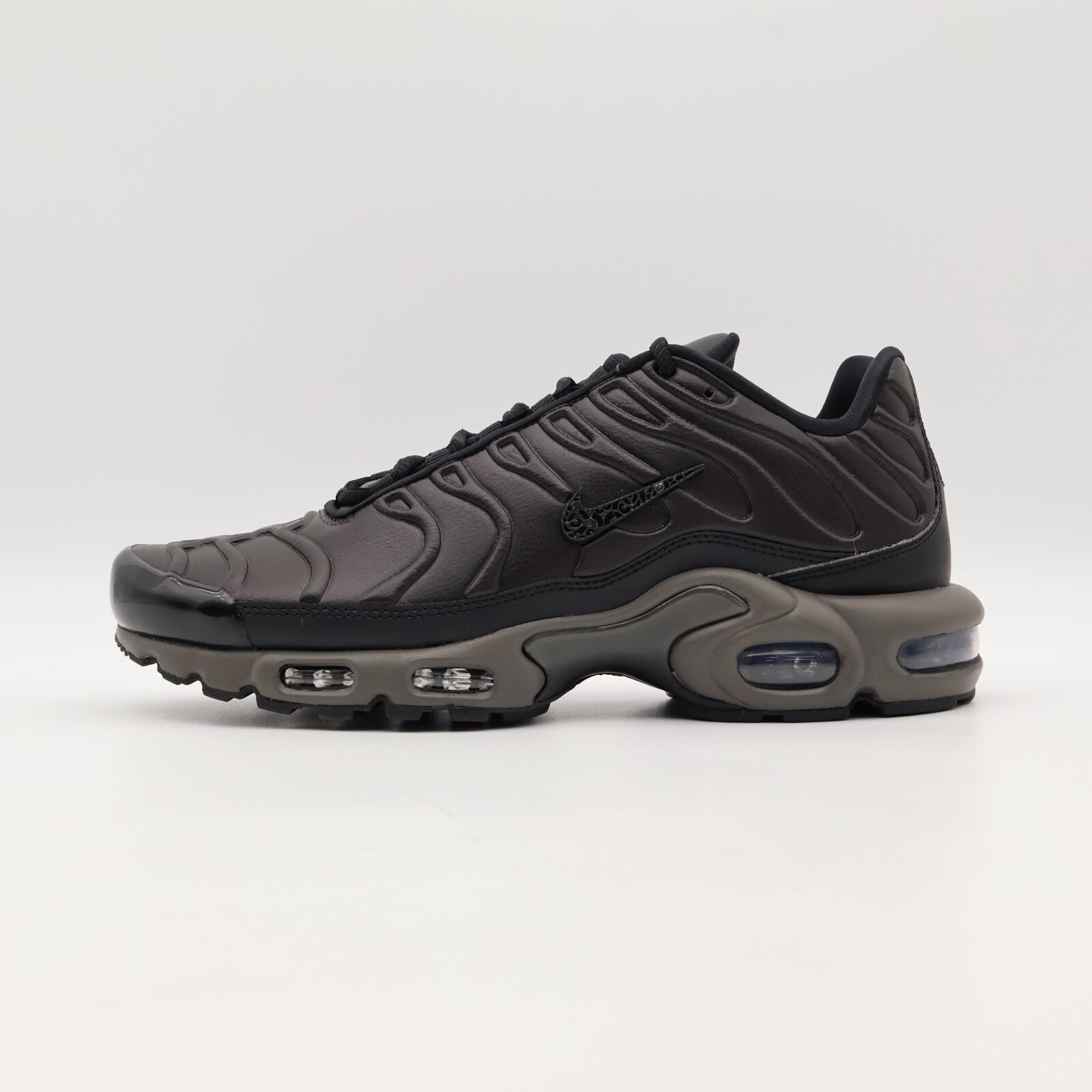 HJ4519-200 Nike Air Max Plus PRM Black Tea and Petra Brown (Men's)