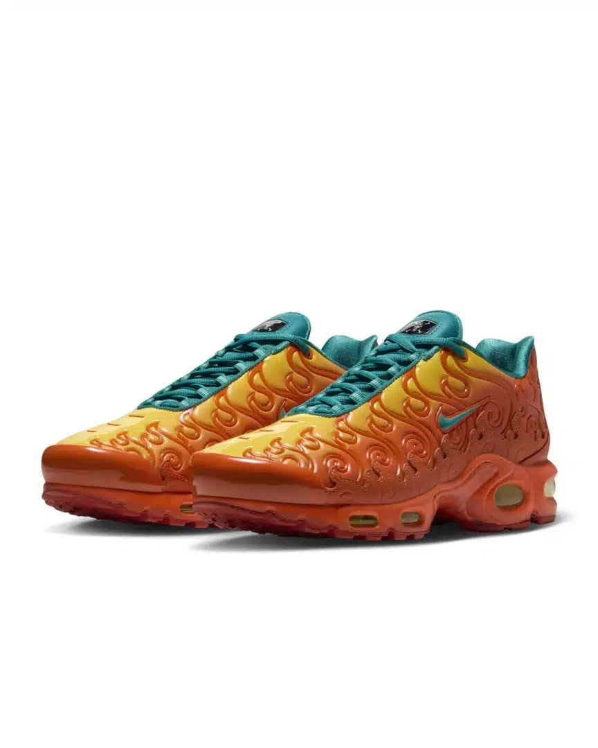 IW1283-800 One Piece à Nike Air Max Plus "Devil Fruits/Mera Mera" (Men's)