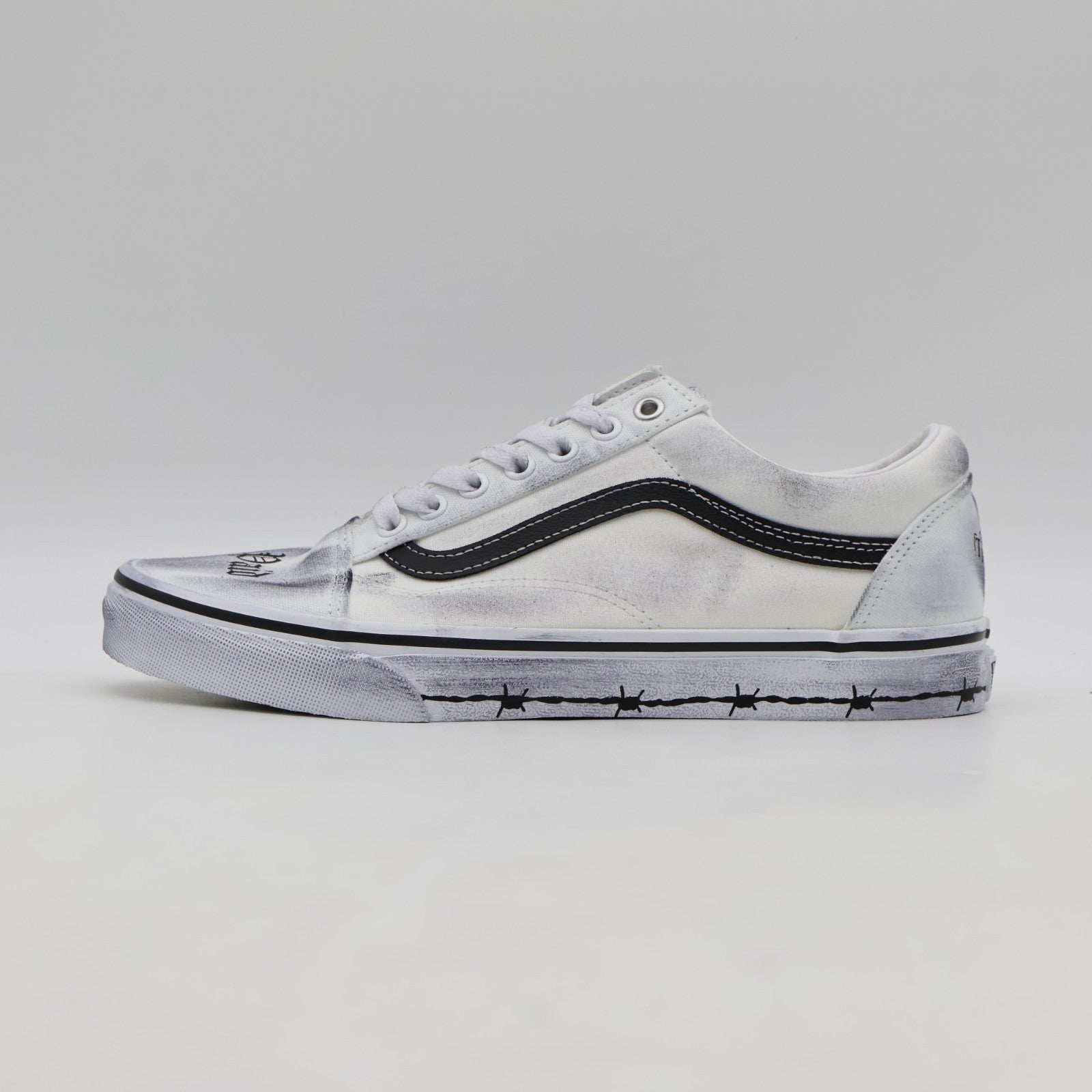 VN000E9TCJ7 Travis Barker à Vans Old Skool "Dues Paid/White" (Men's)