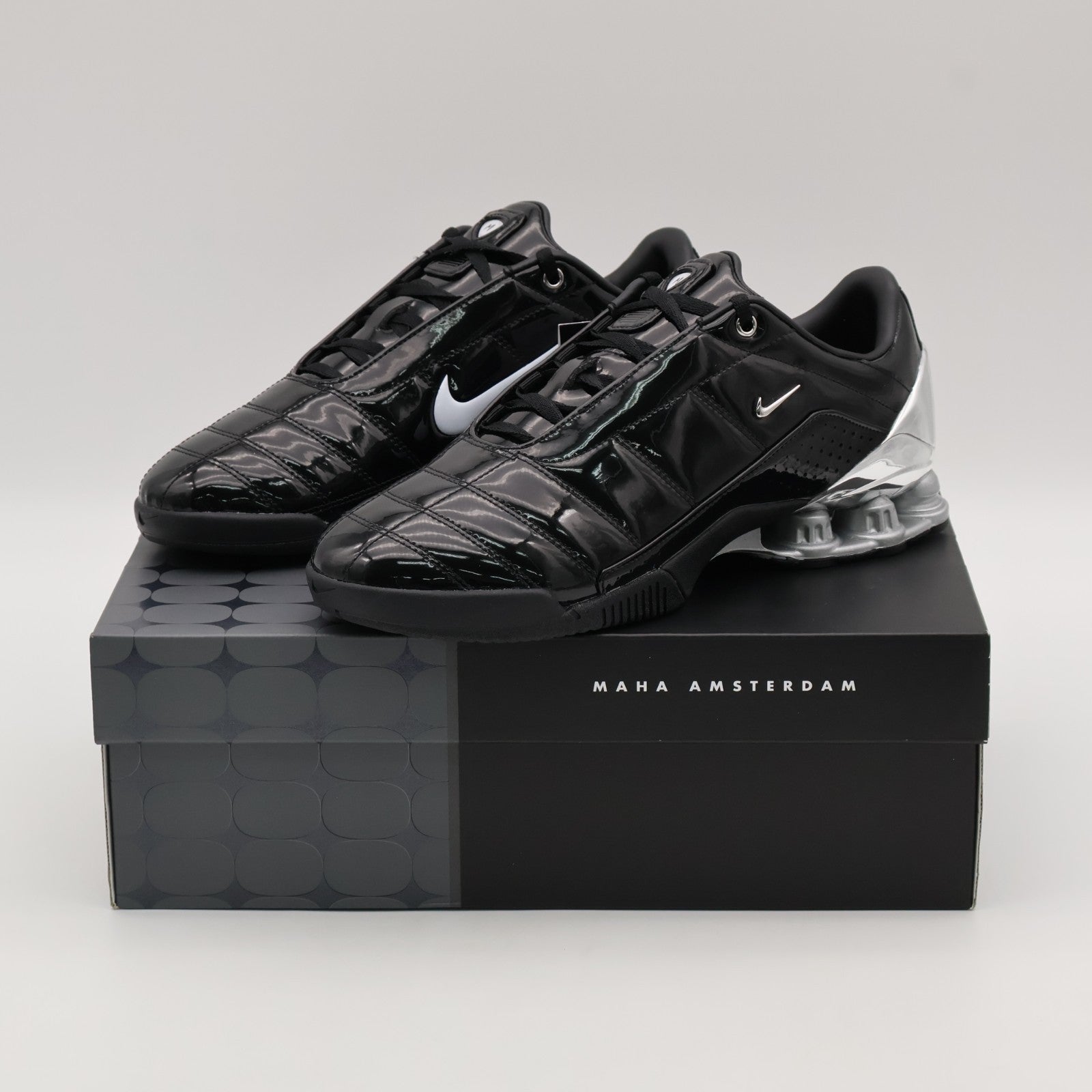IM9326-001 Maha Amsterdam à Nike Total 90 Shox Magia Black (Women's)