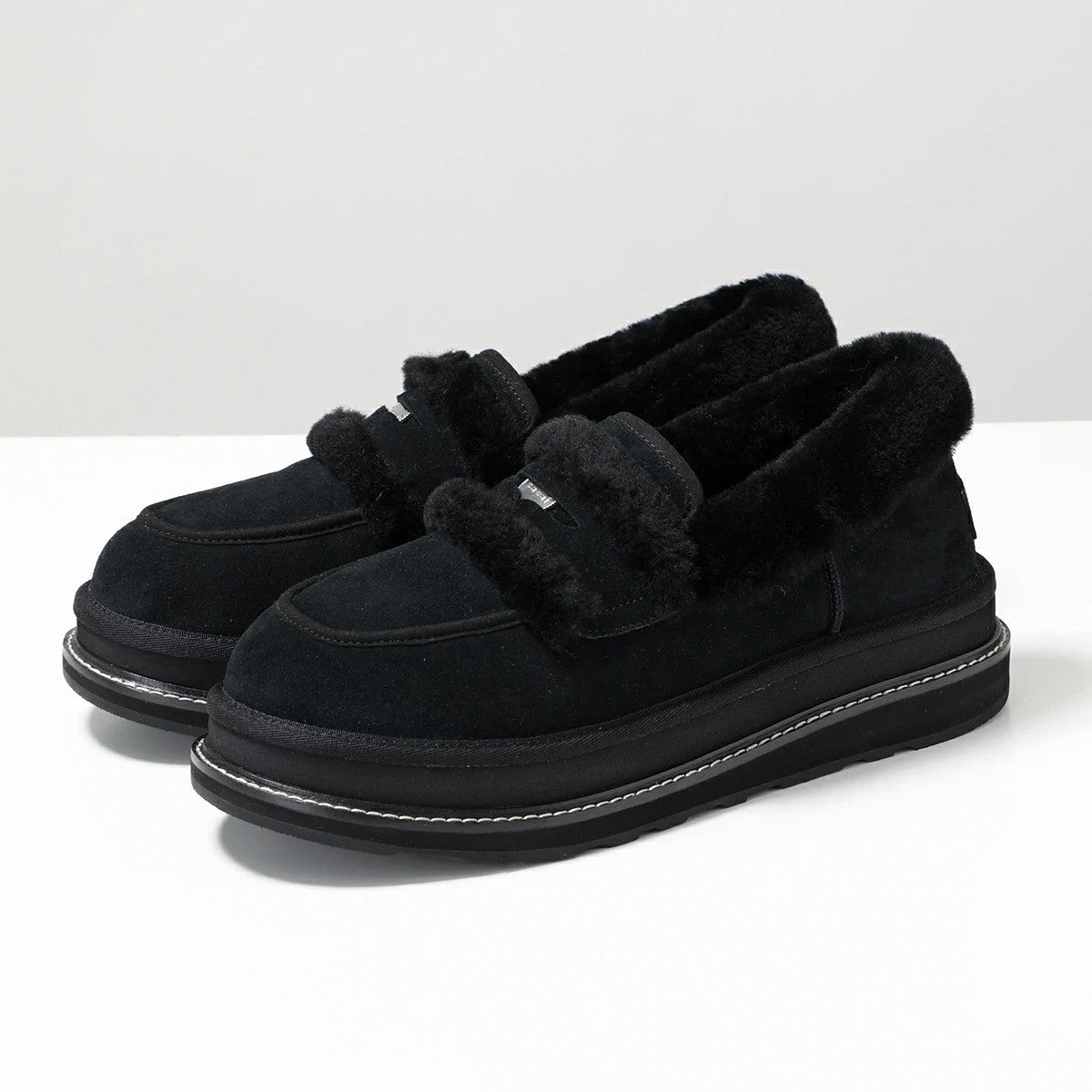 1178370-BLK sacai à UGG Loafer Black (Men's)