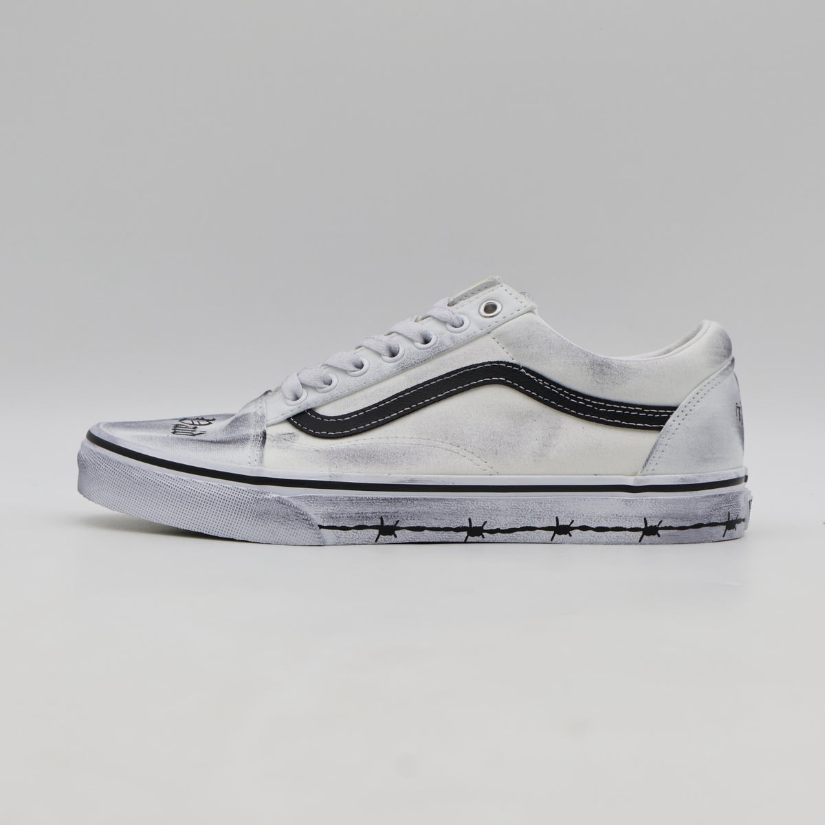VN000E9TCJ7 Travis Barker à Vans Old Skool "Dues Paid/White" (Men's)