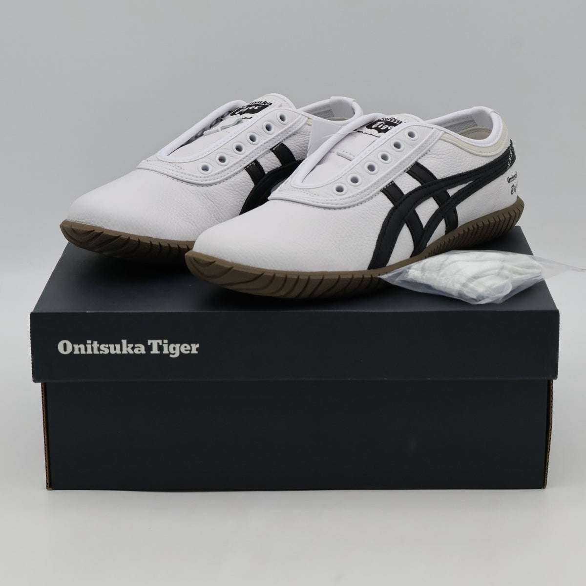 1183C529-101 Onitsuka Tiger Tsunahiki Slip On White Black (Men's)