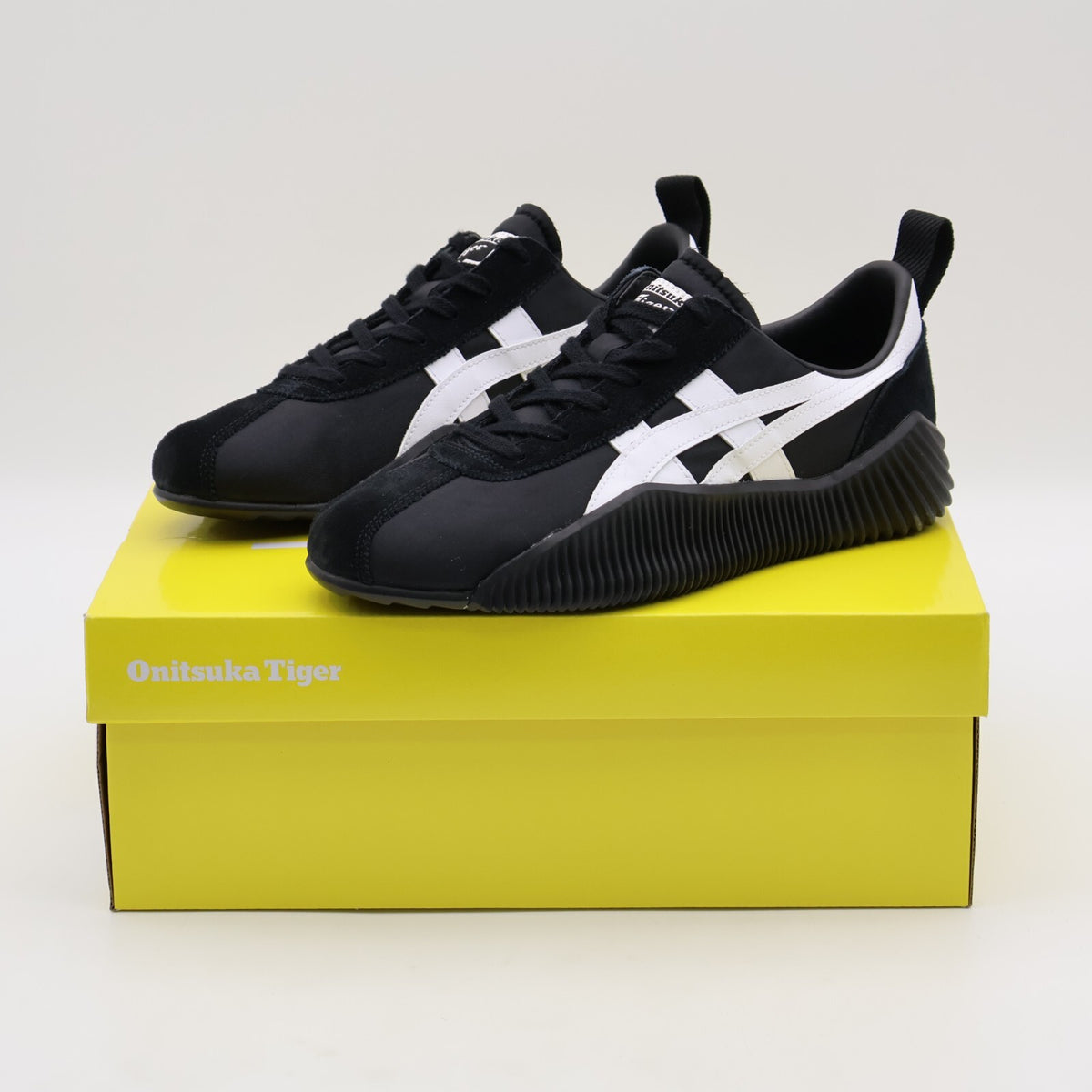 1183B257-001 Onitsuka Tiger Acromount Black White (Men's)