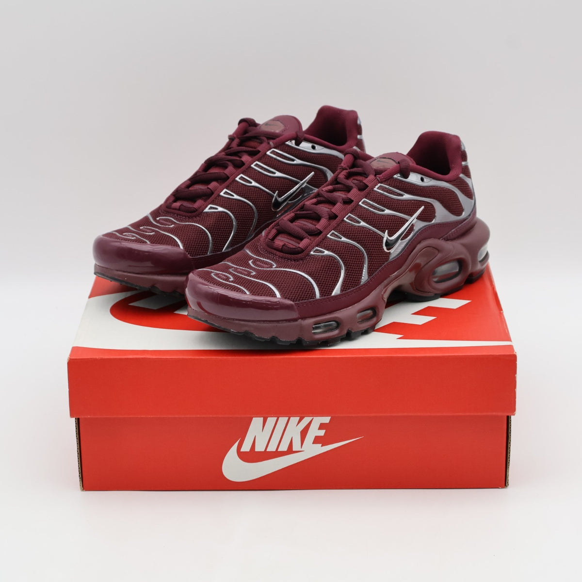 HJ9743-600 Nike Air Max Plus SE Night Maroon Dark Team Red Metallic (Women's)