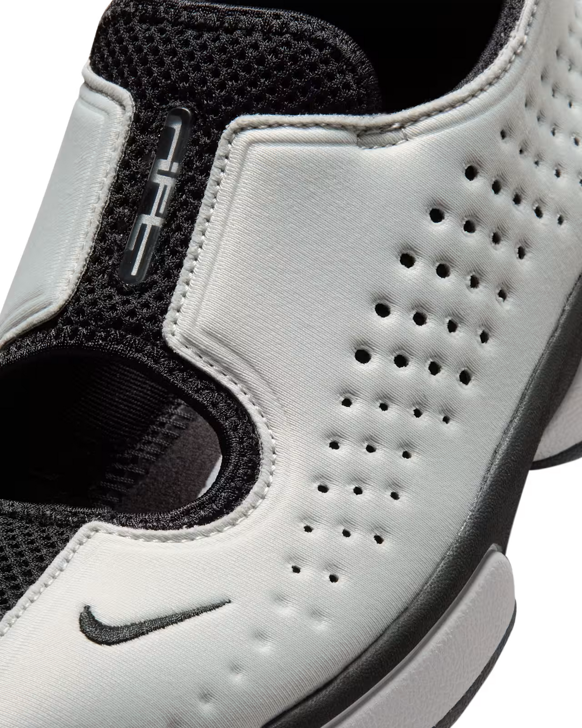 IQ8006-003 NIKE RIFT 2 (Women's)