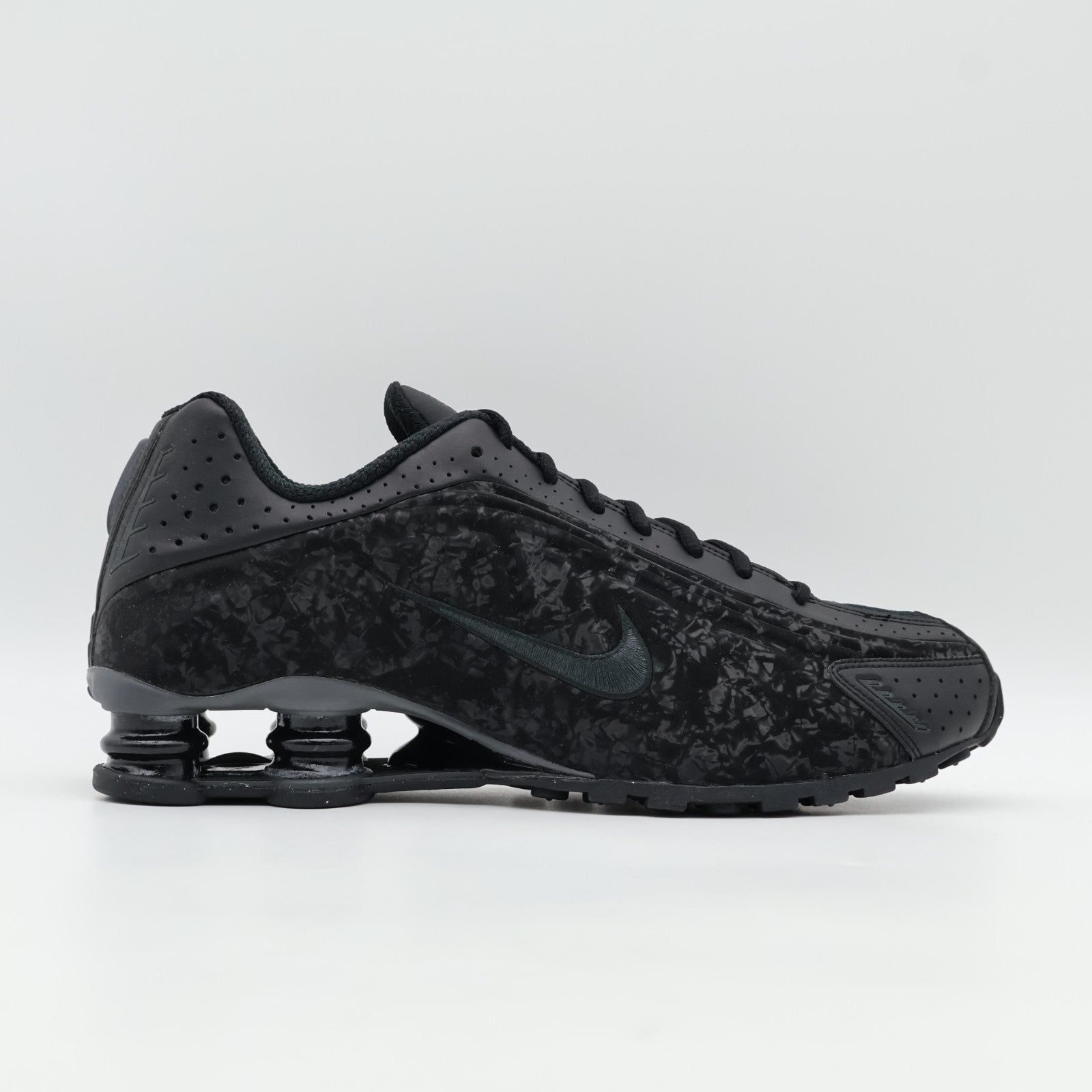 HV0934-002 Nike Women's Shox R4 Black Floral Dark Smoke Grey (Women's)