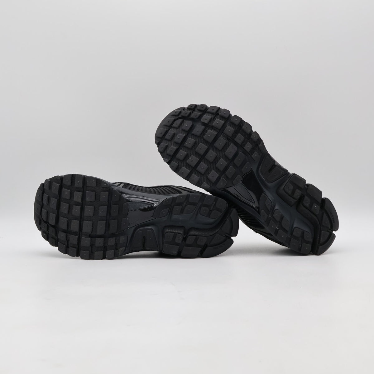 HF1553-001 Nike Zoom Vomero 5 Black Anthracite Metallic Dark Grey (Men's)