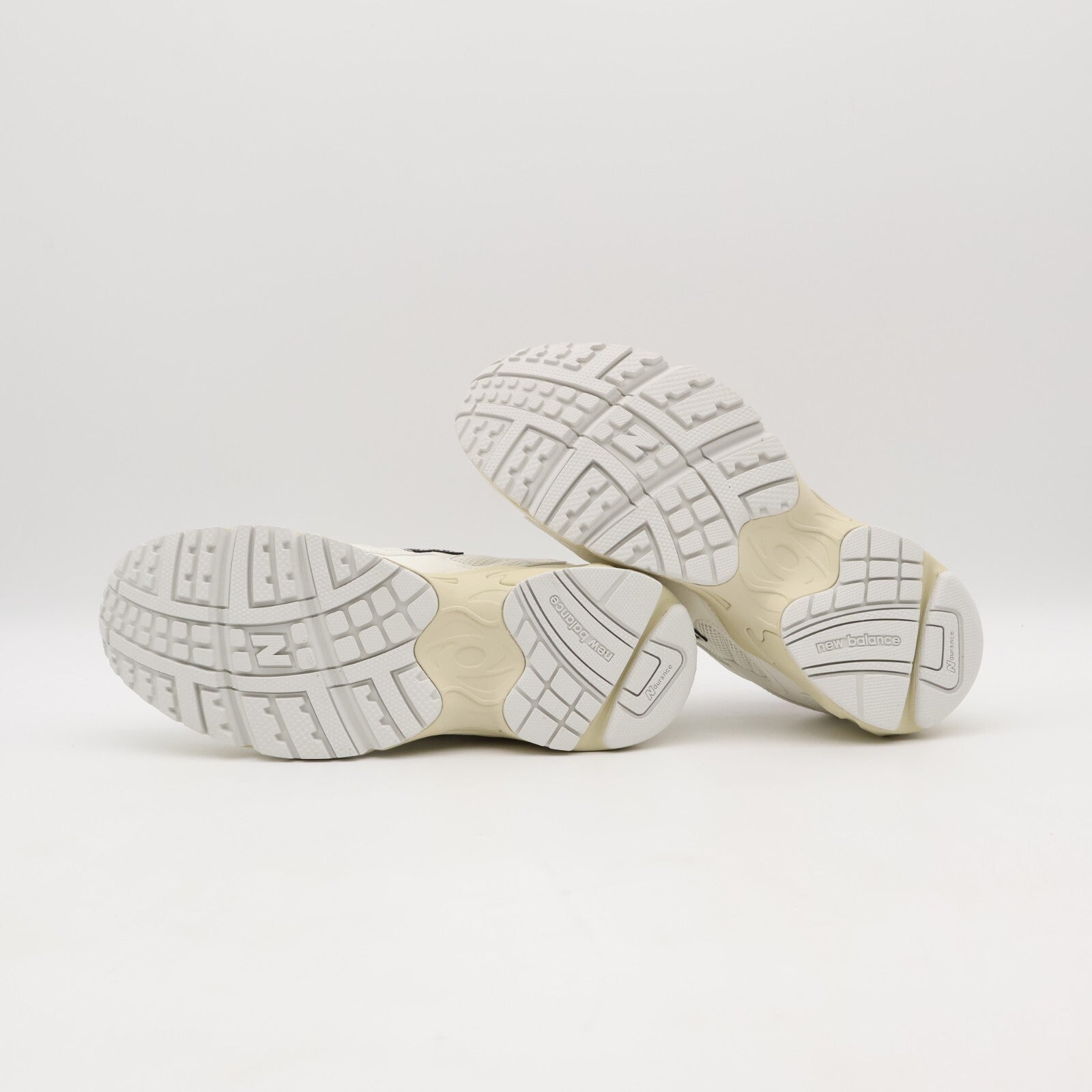 ML725CA New Balance 725 Off White Black (Men's)