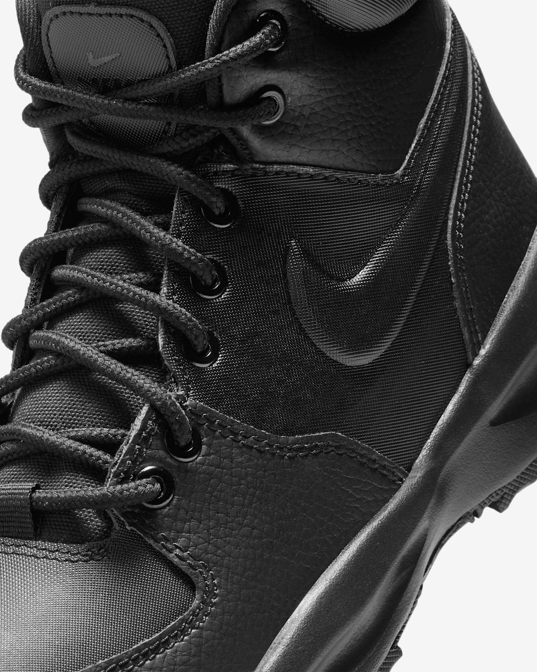 IH7679-001 Nike GS Manoa 17 Triple Black
