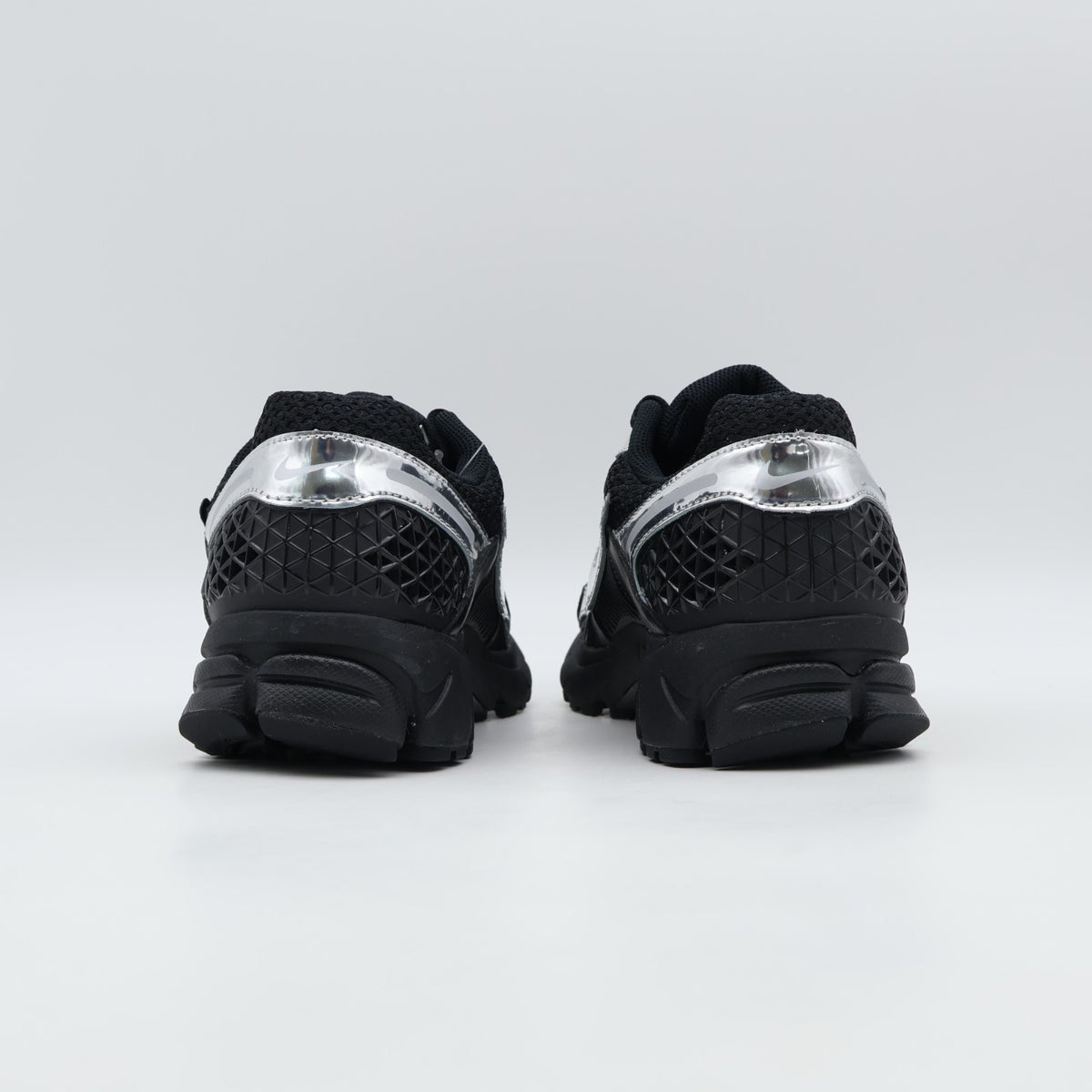 IV4311-002 Nike Women's Zoom Vomero 5 BlackMetallic Silver (Women's)