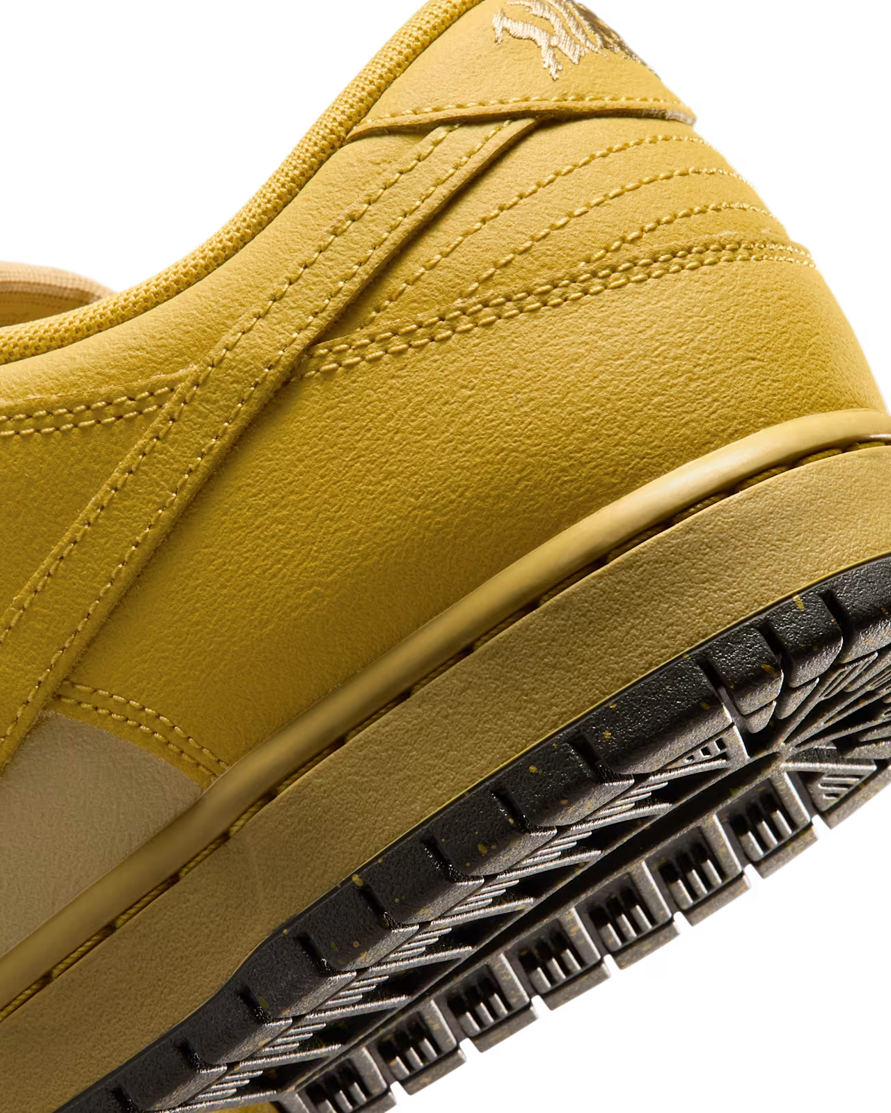 IO0427-300 Nike SB Dunk Low Pro "Saffron Quartz" (Men's)