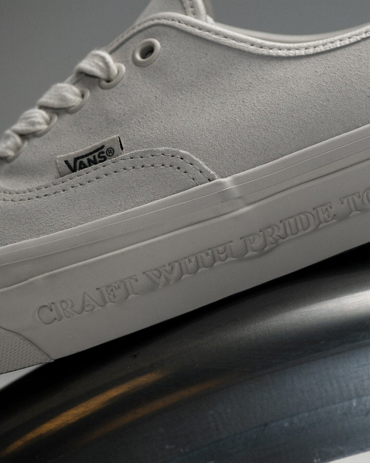 VN000XVJ7VJ NEIGHBORHOOD Ã OTW by Vans Authentic 44 "Natural" (Men's)