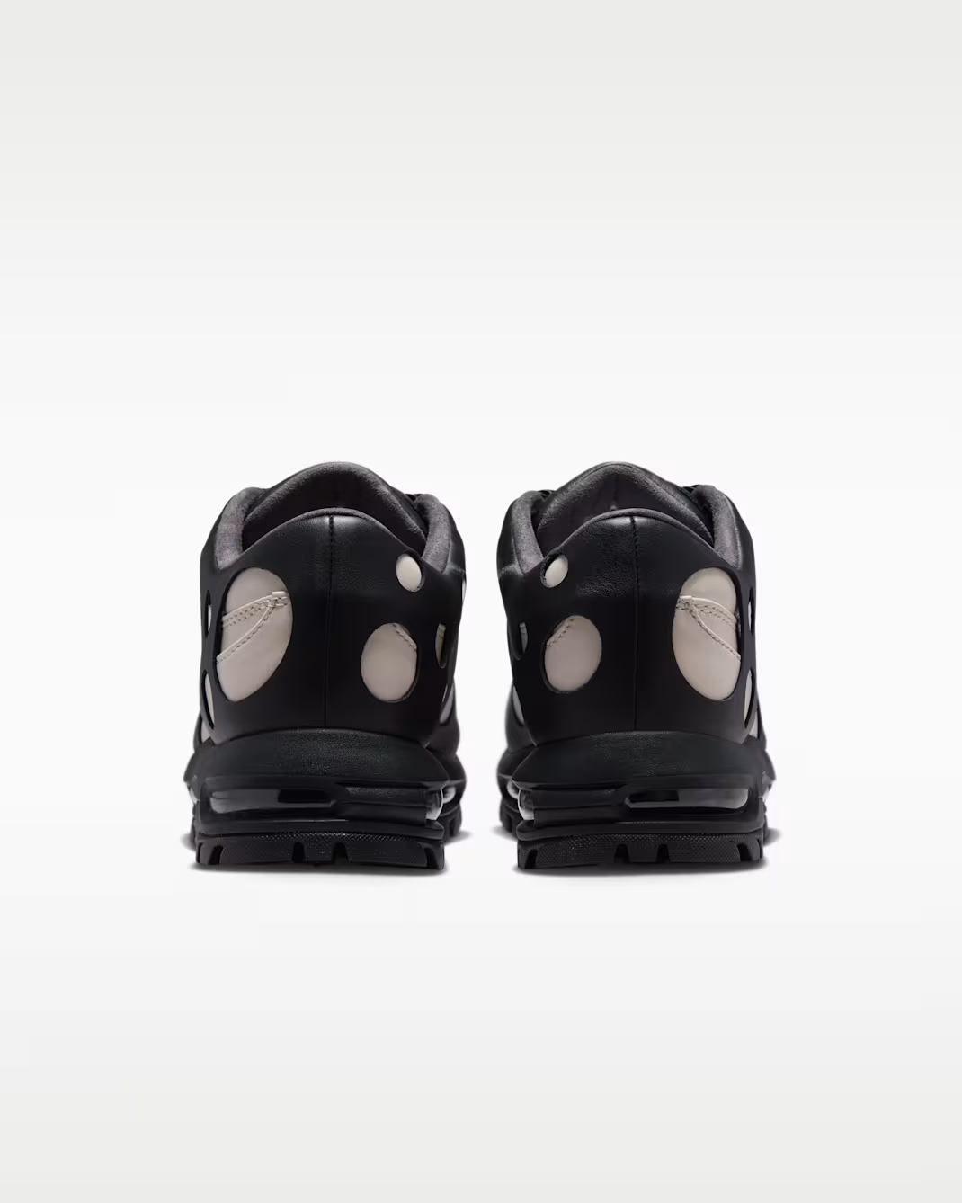 ir2174-100 NIKE AIR MAX GOADOME LOW QS (Men's)