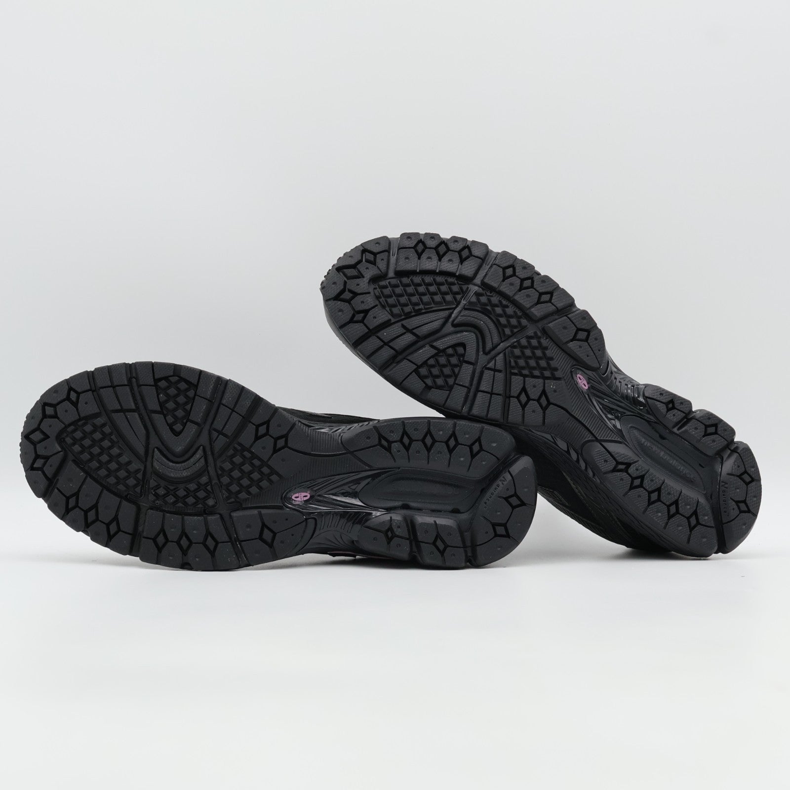 ML860PH2 New Balance 860V2 Black Black Metallic Pink Taffy (Men's)