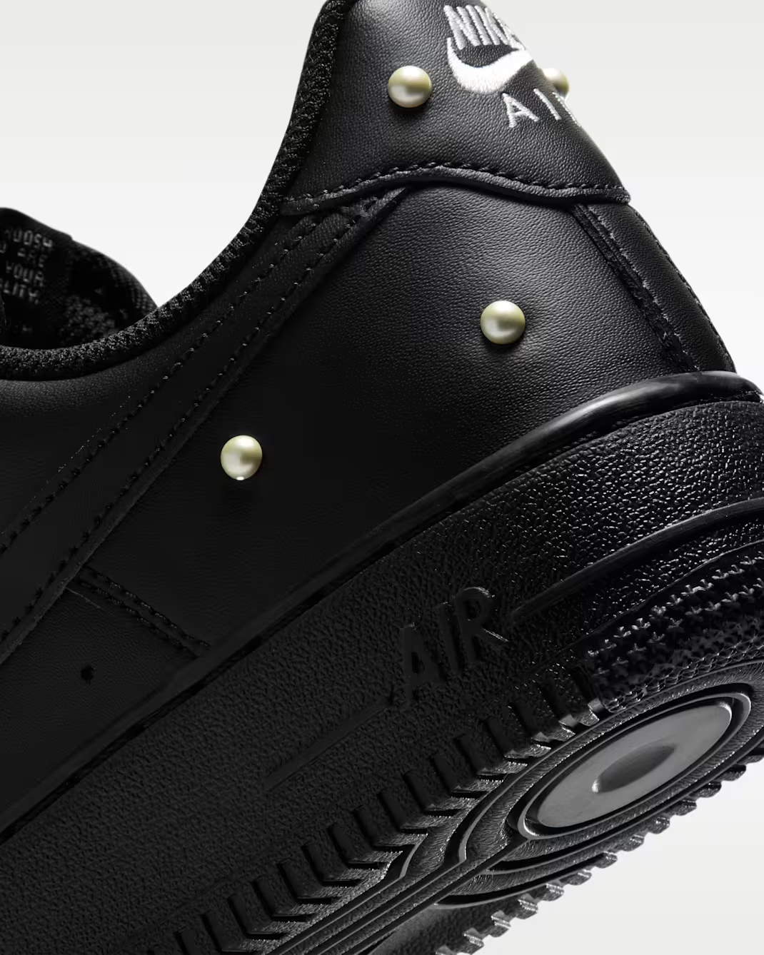 IQ0133-001 Nike AIR FORCE 1 '07 SE (Women's)