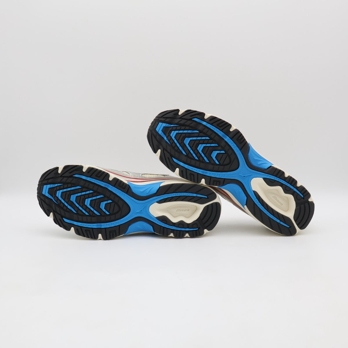 D1GA250801 Mizuno MXR Osaka Pack Off White Silver Red (Men's)