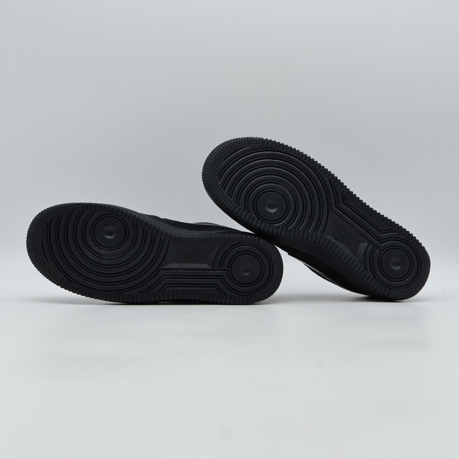 IO4833-004 Nike Air Force 1 '07 Black (Women's)