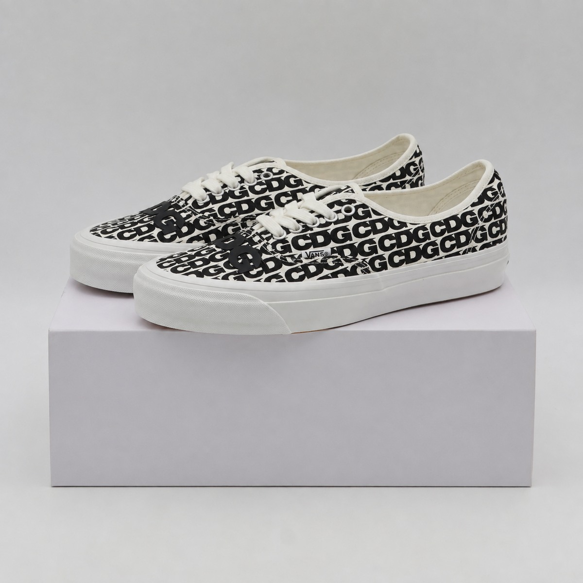 VN000EEUUY6 CDG (COMME des GARCONS) Ã OTW by Vans Authentic White (Men's)