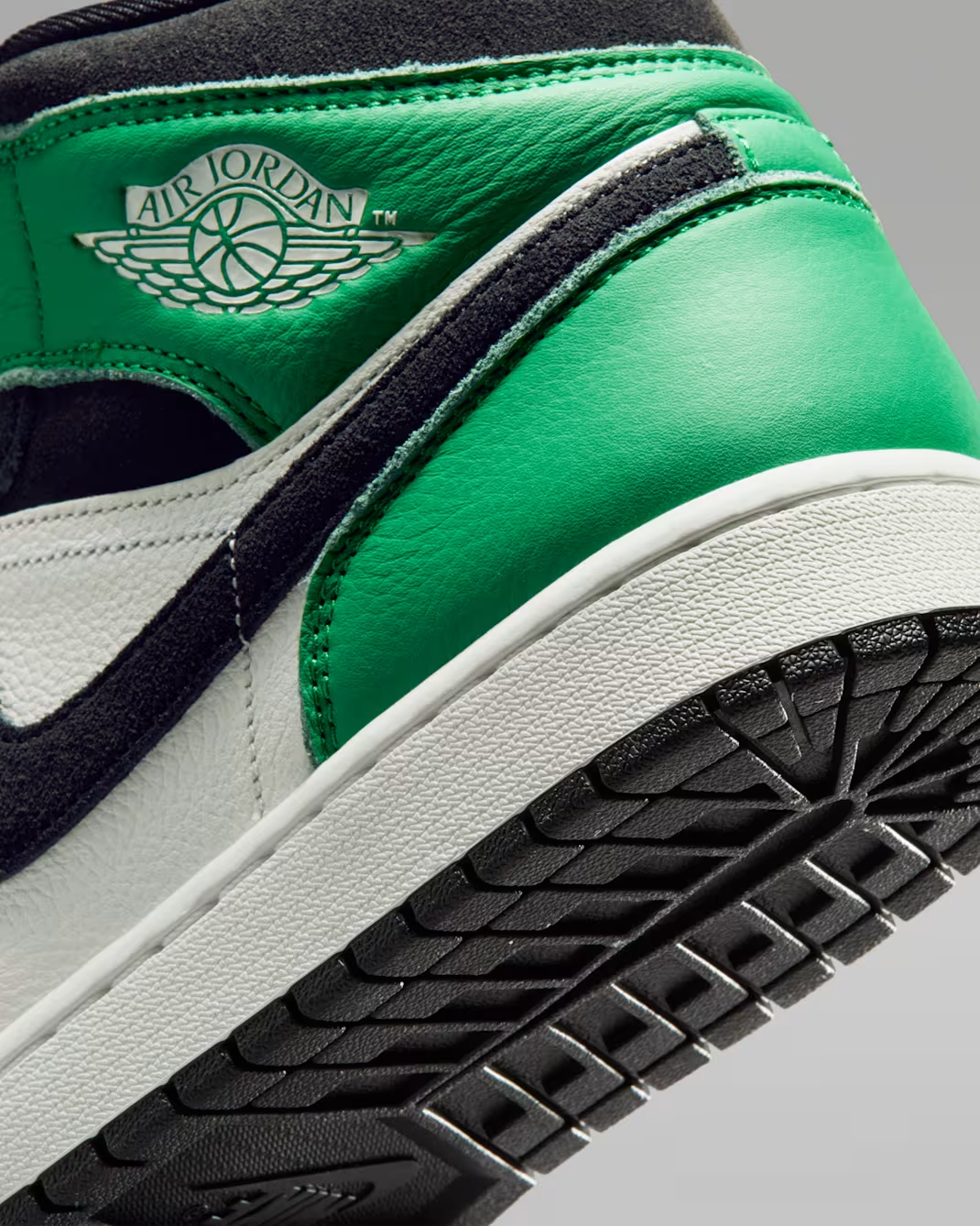 II9812-100 Nike Air Jordan 1 Mid SE Lucky Green (Men's)