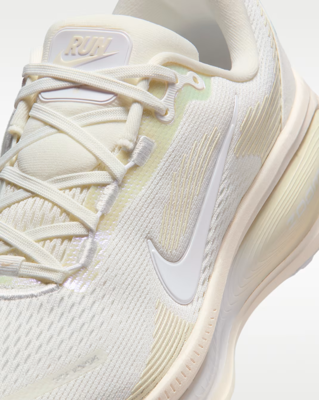 IO9915-100 Nike Vomero 18 Summit White Chalk Sea Glass (Women's)