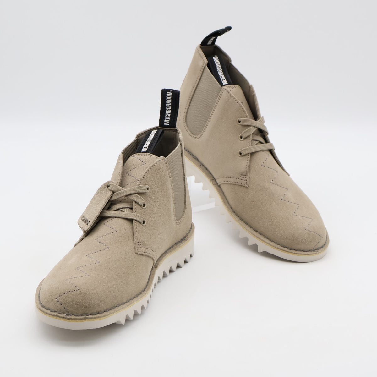 26179531 NEIGHBORHOOD Clarks Desert Boot Beige (Men's)