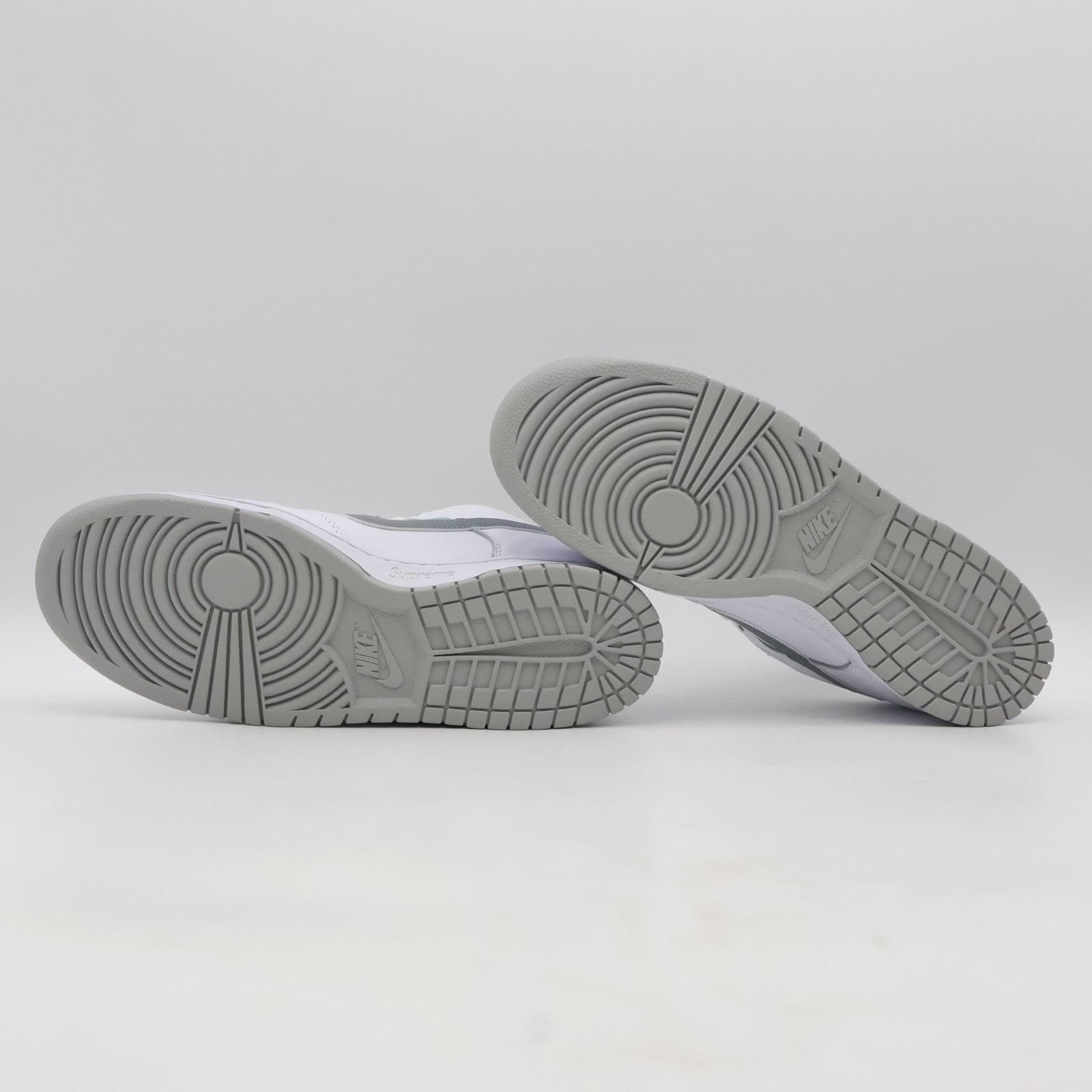 HQ8487-100 Supreme Nike SB Dunk Low White Metallic Silver (25FW Week2) (Men's)