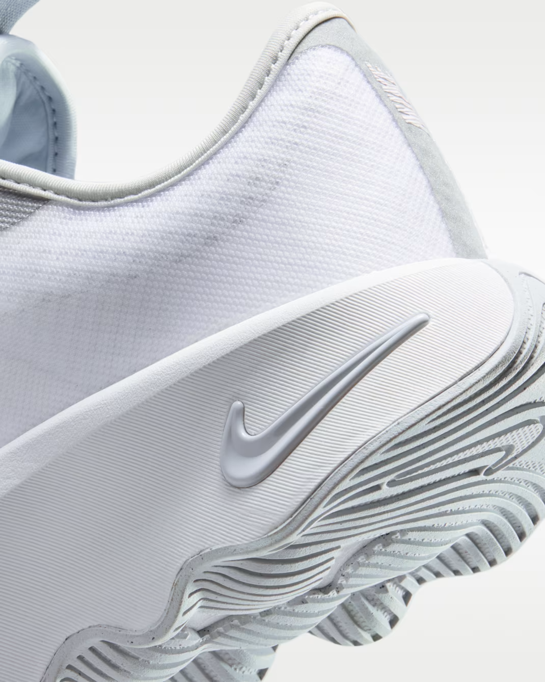 II7278-101 Nike Motiva 2 White/Pure Platinum (Women's)