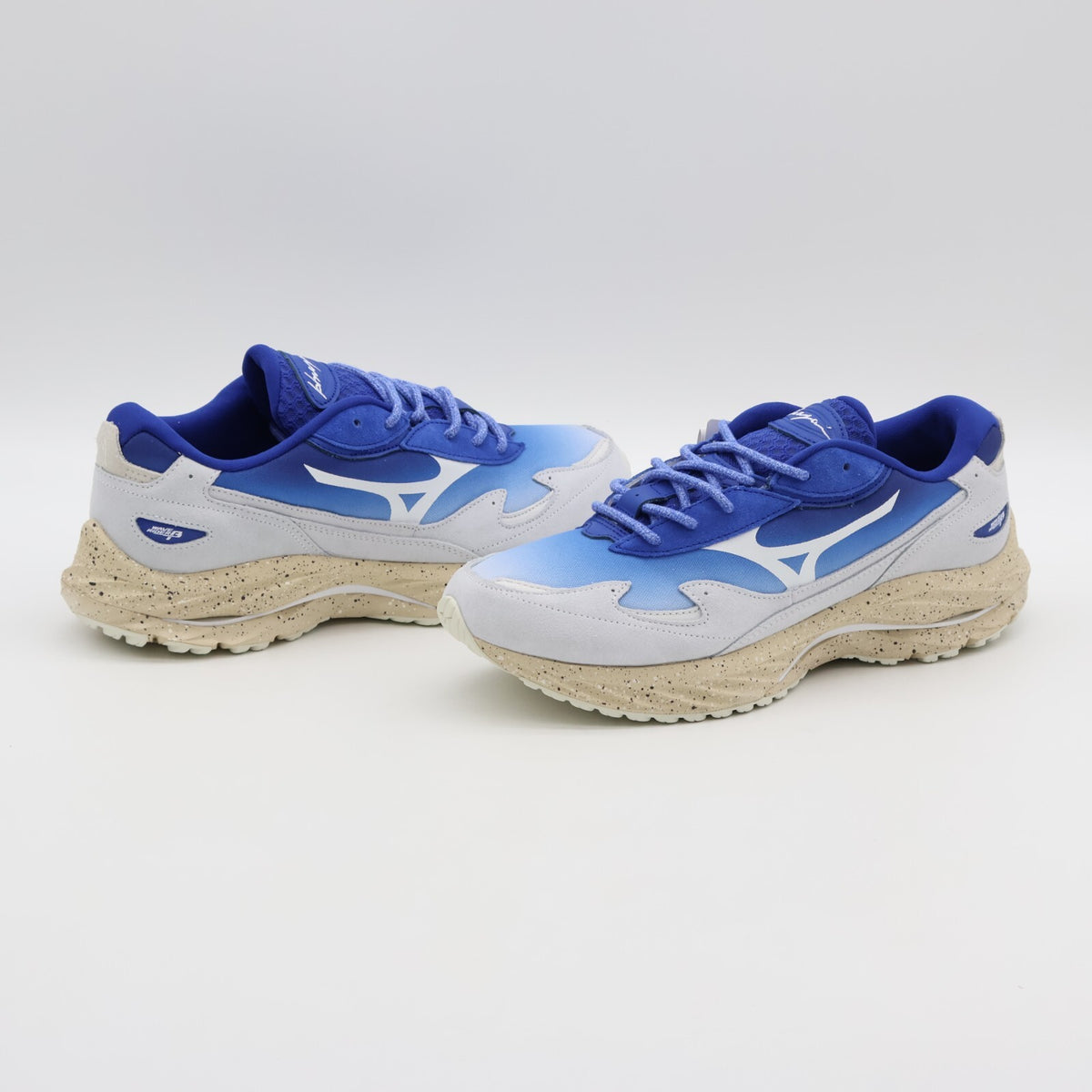 D1GA241001 Hiroshi Nagai Mizuno Wave Rider Î² Blue White Sand Beige (Men's)