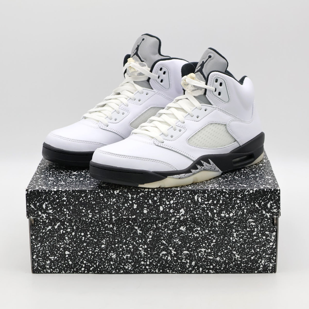 DD0587-110 Nike Air Jordan 5 Retro White and Black (Men's)