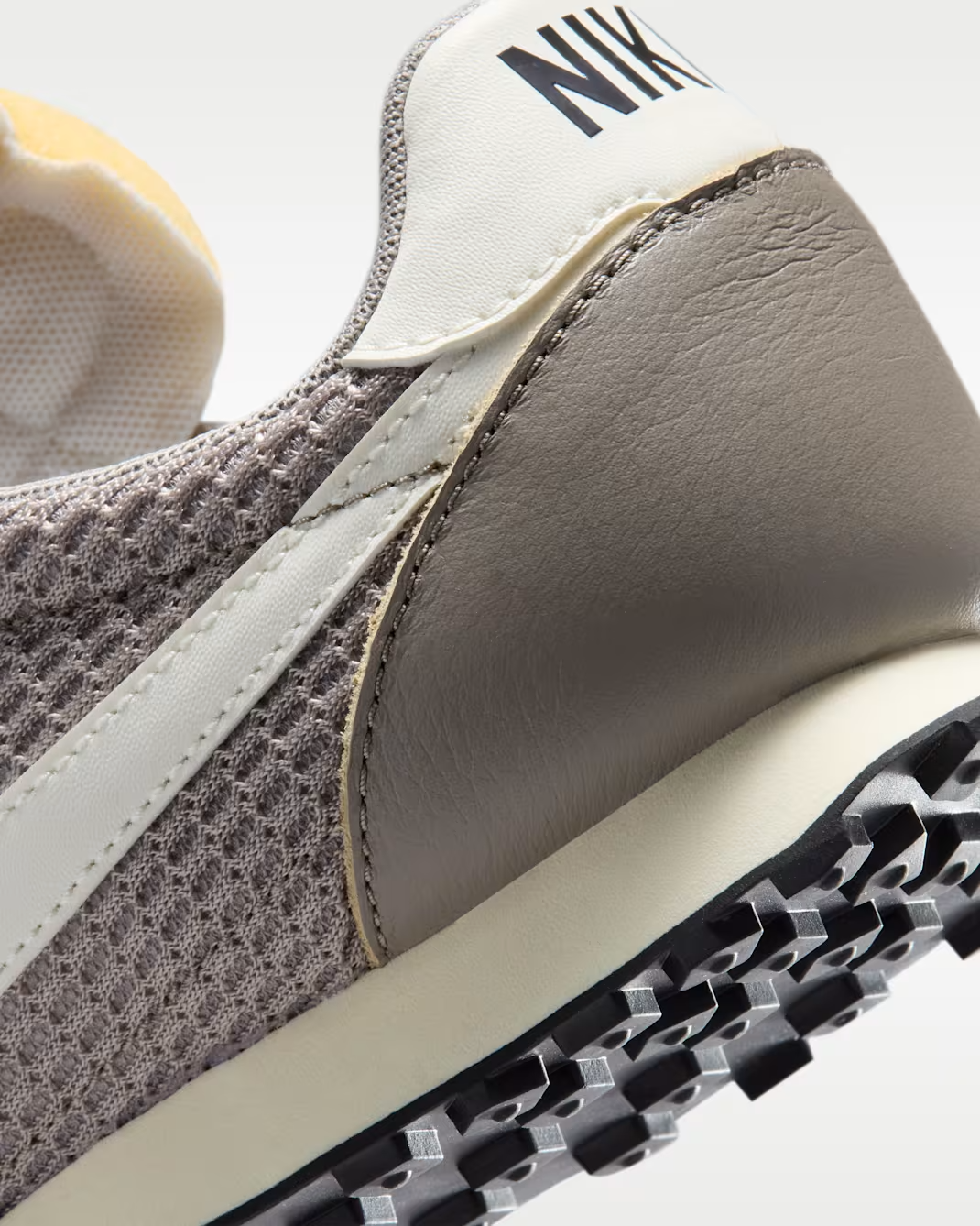 IM8673-001 Nike Waffle Racer SE "Moon Fossil/Sail/Shadow Brown"