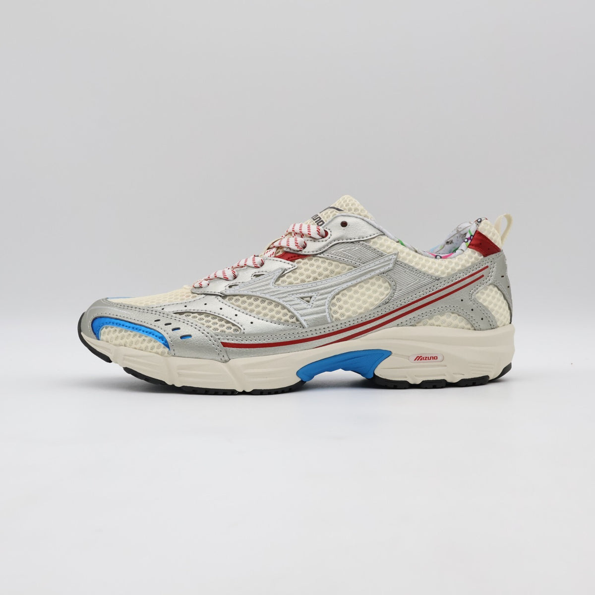 D1GA250801 Mizuno MXR Osaka Pack Off White Silver Red (Men's)
