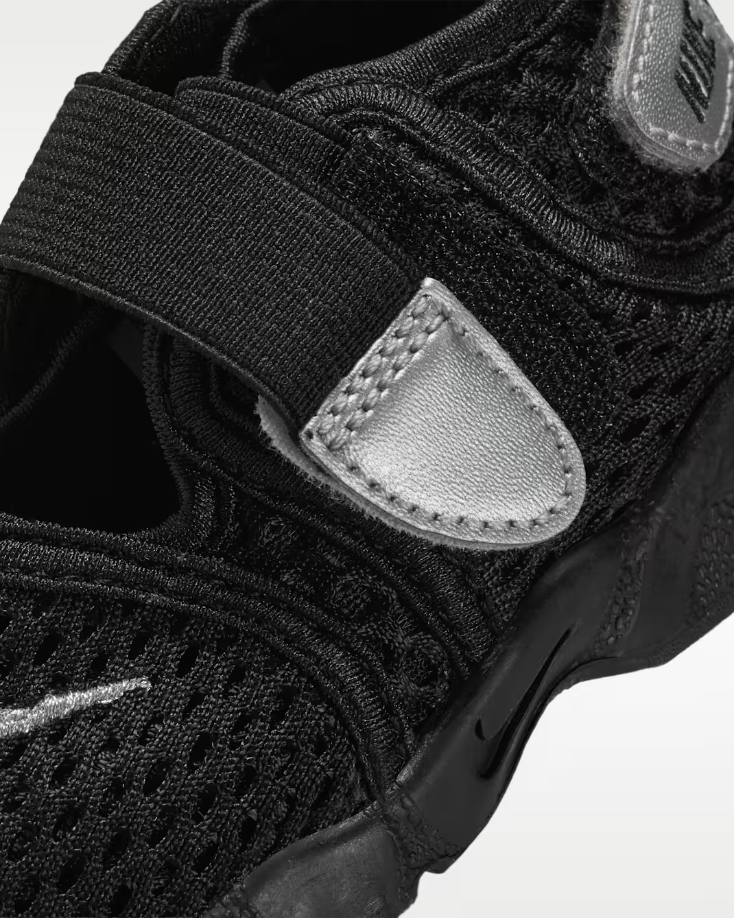 IV5361-001 Nike Rift 2 SE "Black/Metallic Silver" (TD)