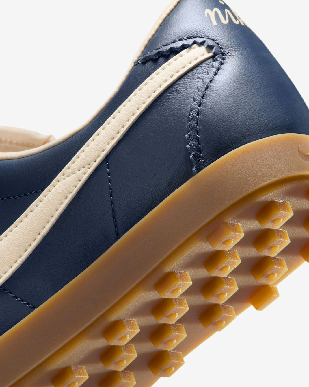 II1259-400 Nike ASTROGRABBER LEATHER MIDNIGHT NAVY MUSLIN GUM (Women's)