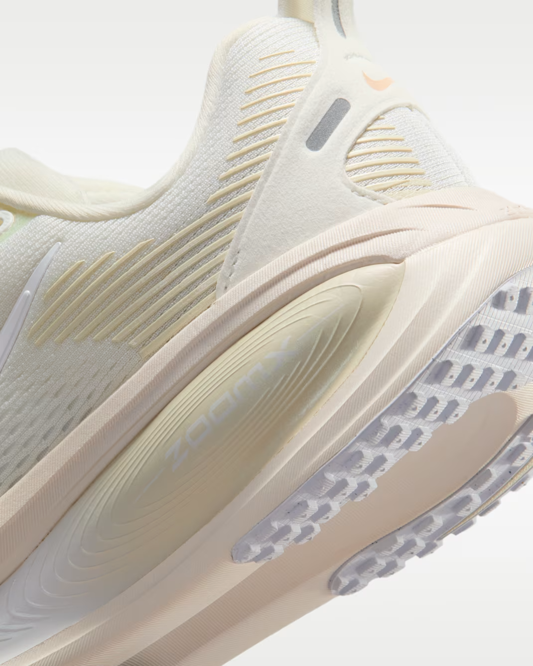 IO9915-100 Nike Vomero 18 Summit White Chalk Sea Glass (Women's)
